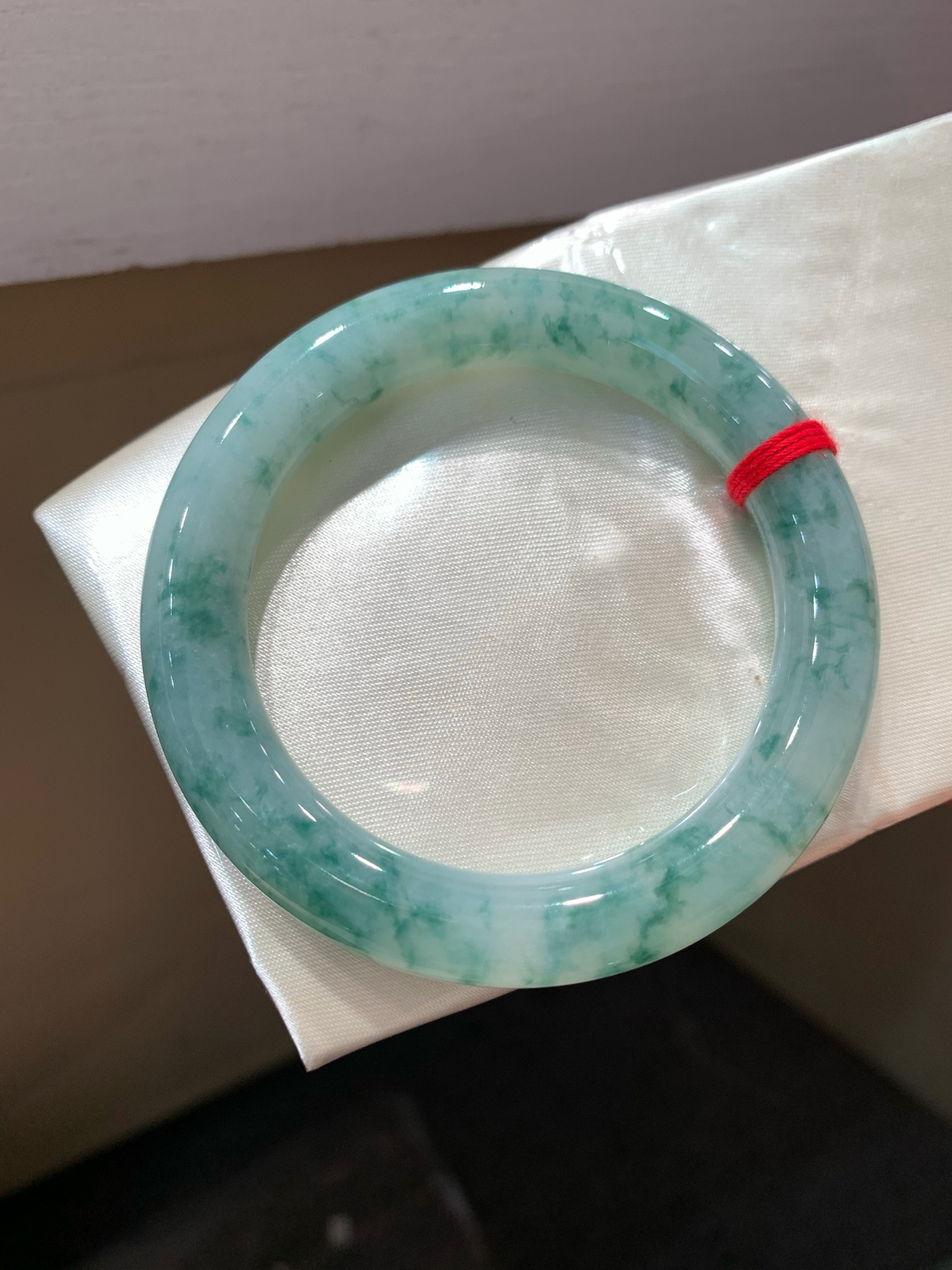 尺寸54.3/10.4，冰飘花圆条手镯
水润细腻