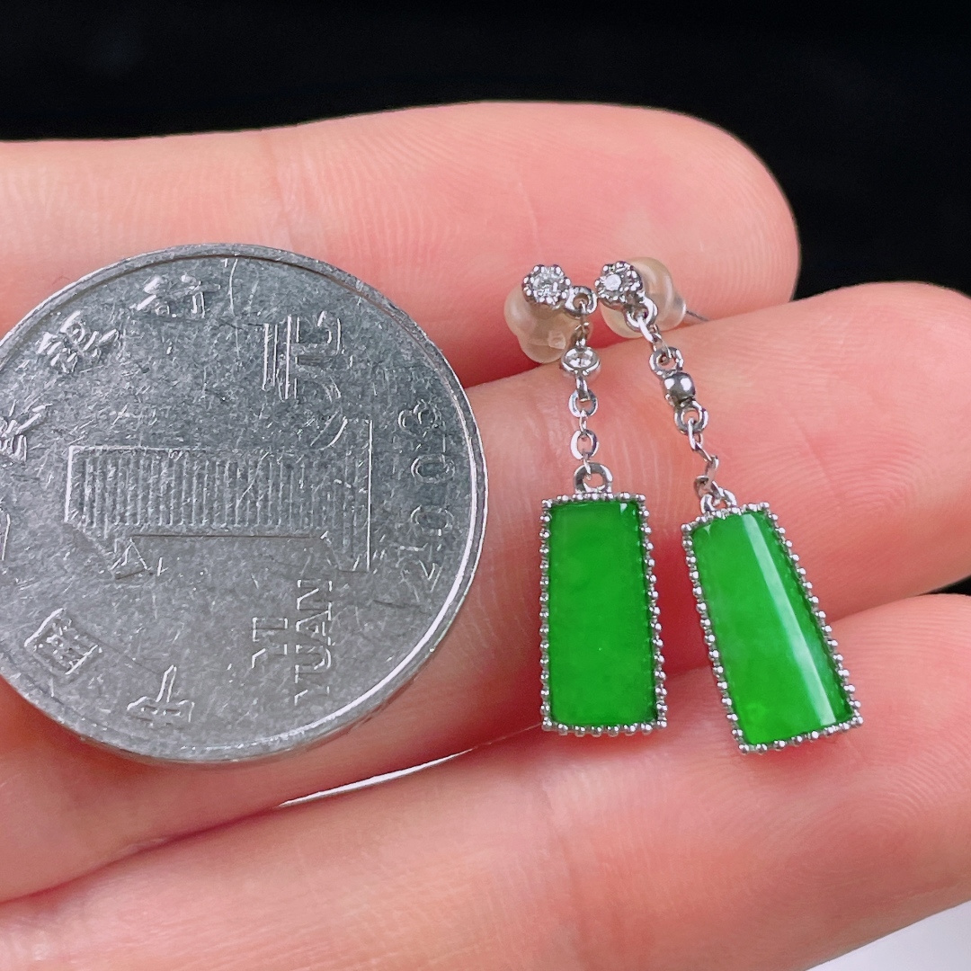 ️阳绿耳坠，老种起光，细底通透，尺寸：25.6/6.3/3mm0714