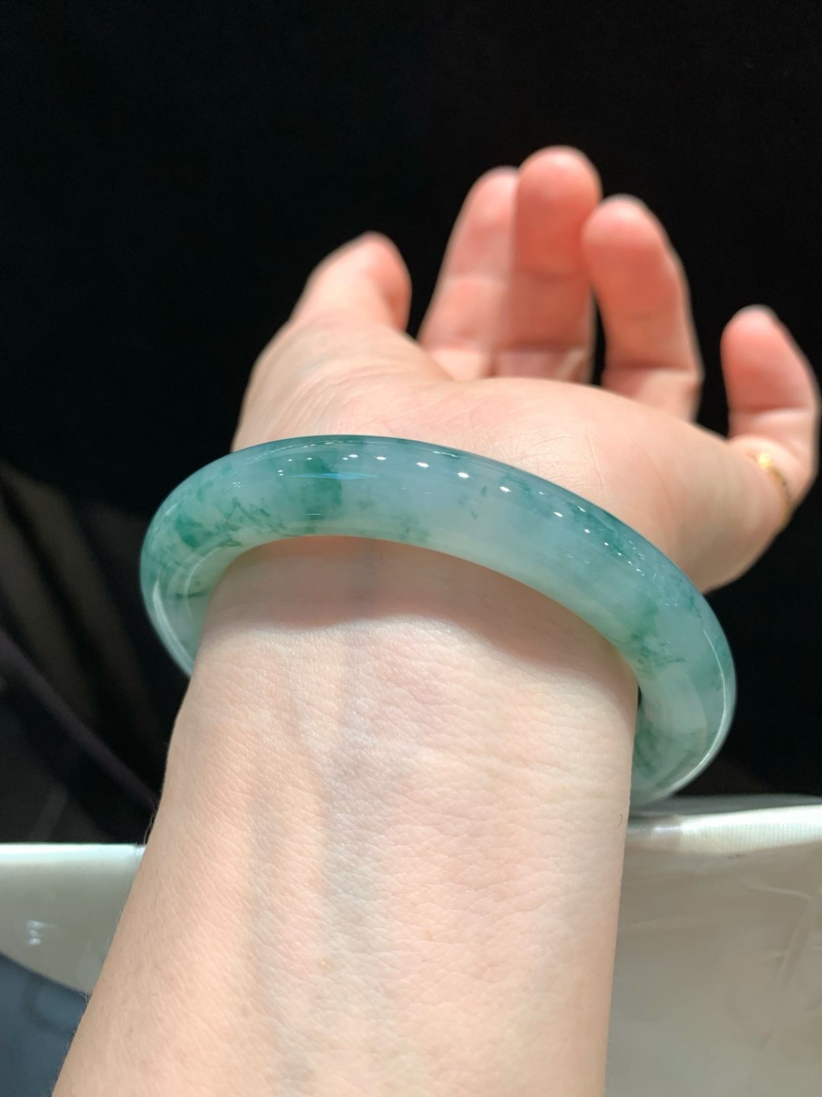 尺寸54.3/10.4，冰飘花圆条手镯
水润细腻