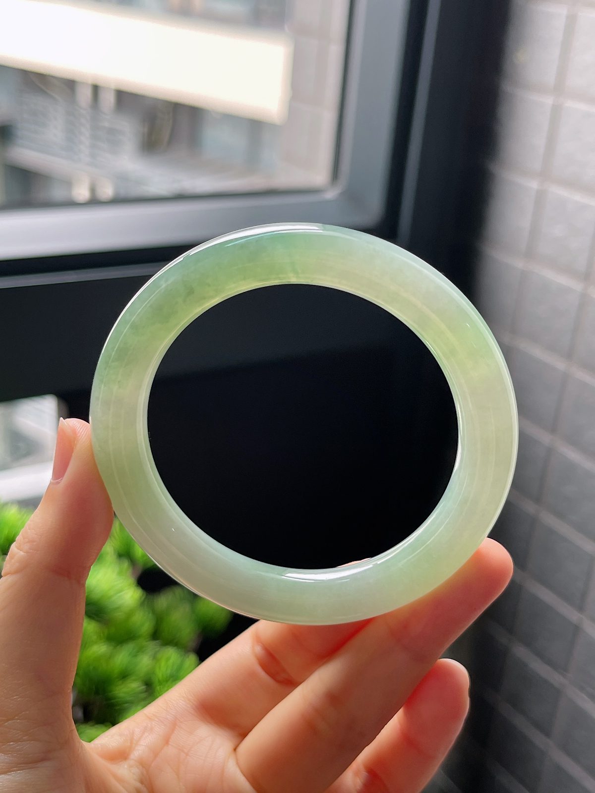 圈口54.5，冰糯种飘花浅绿色翡翠圆条手镯