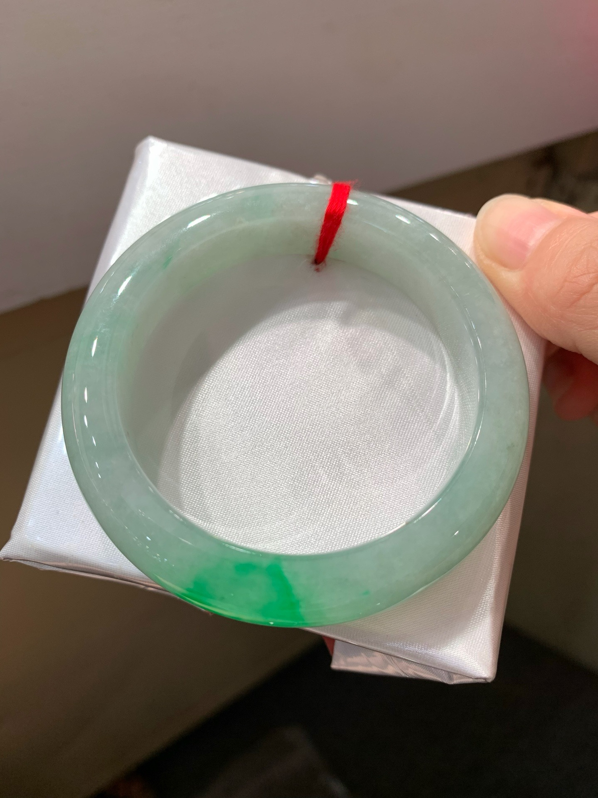 尺寸52.4/12.7/9.1，带色手镯
水润细腻 有种有色