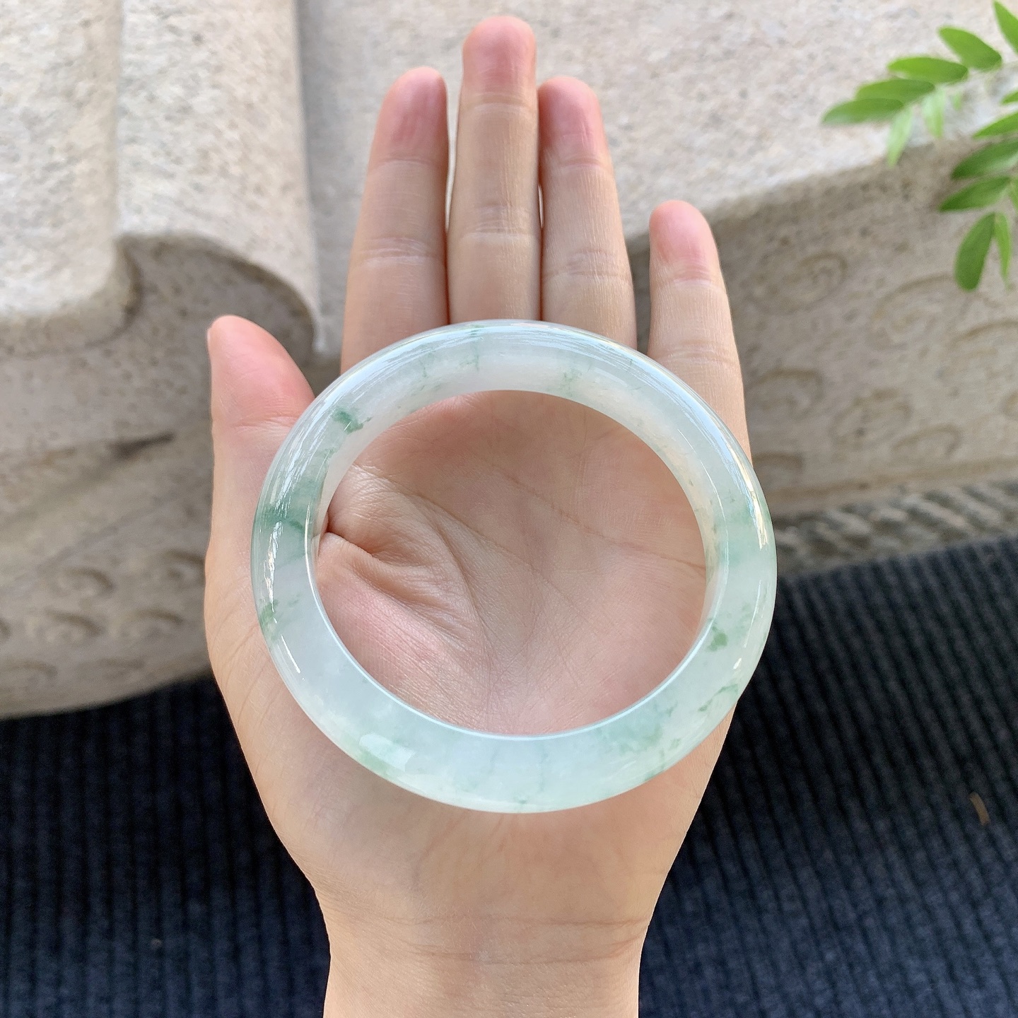 正圈58 59【圈口】59.5/12/9【编码】C5070133【描述】冰糯飘花，清透，水润，种老，细腻，无裂