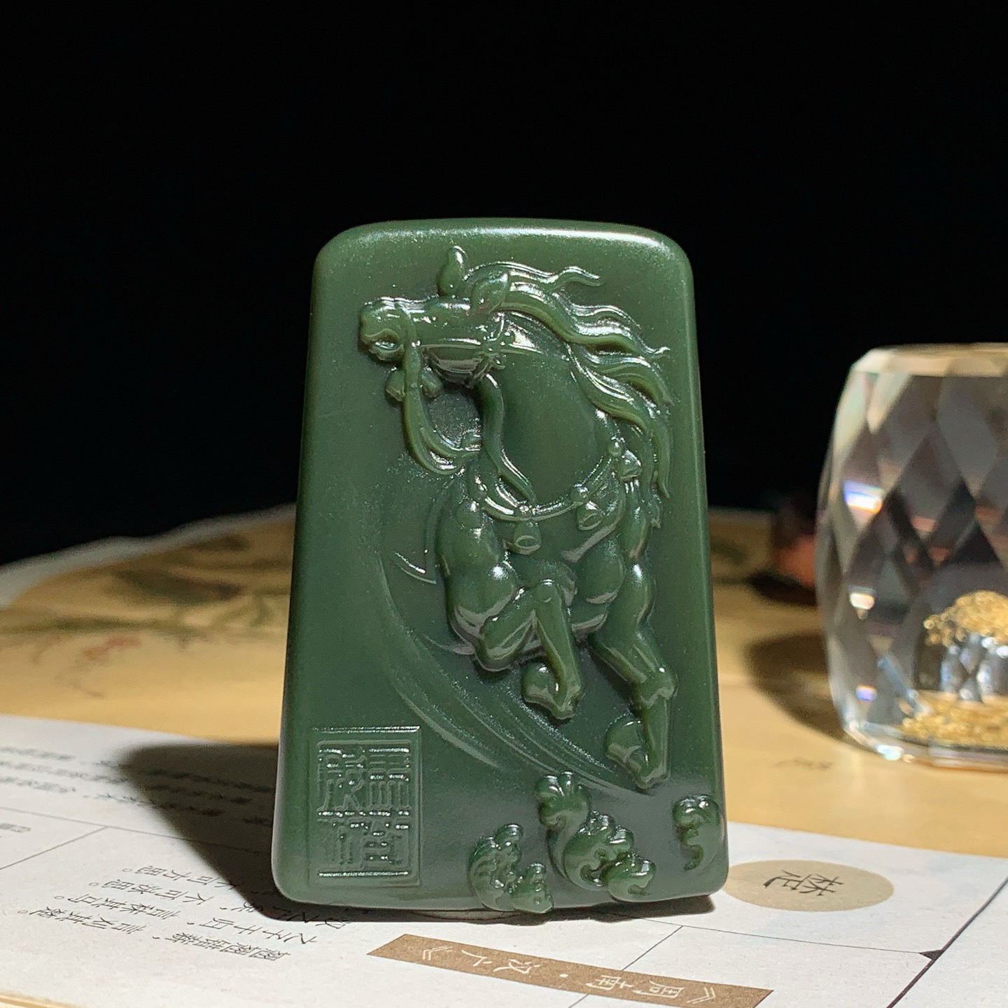新疆和田玉沙枣青玉马到成功挂件 尺寸59/39/10重61.5克，玉质细腻油润 底色纯净 脂粉好，品质好！lt260714