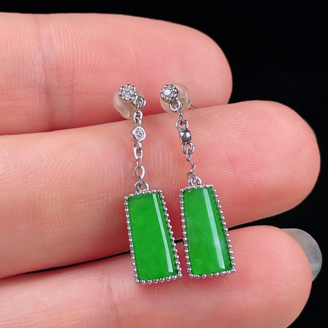 ️阳绿耳坠，老种起光，细底通透，尺寸：25.6/6.3/3mm0714