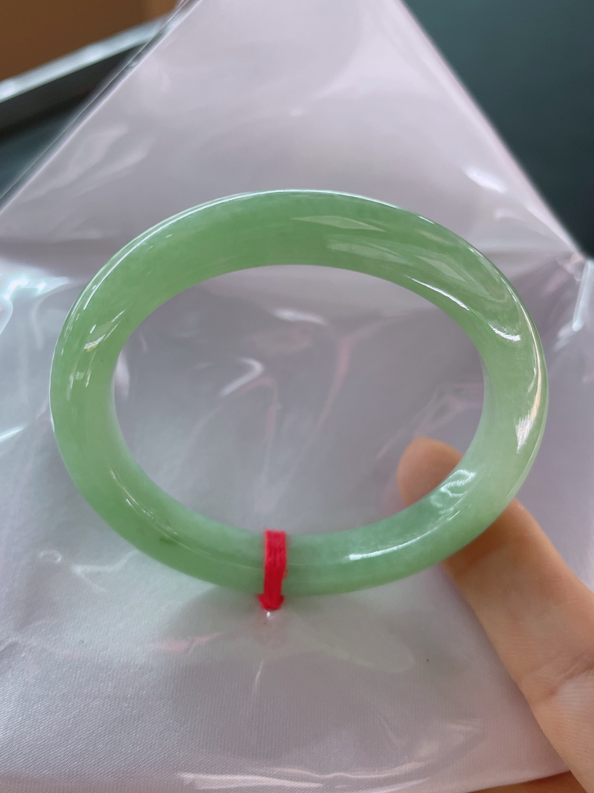 新货50/9/8.4贵妃，此镯匀润浅绿，质地细腻，清透玉光衬出温婉气韵，完美肉细