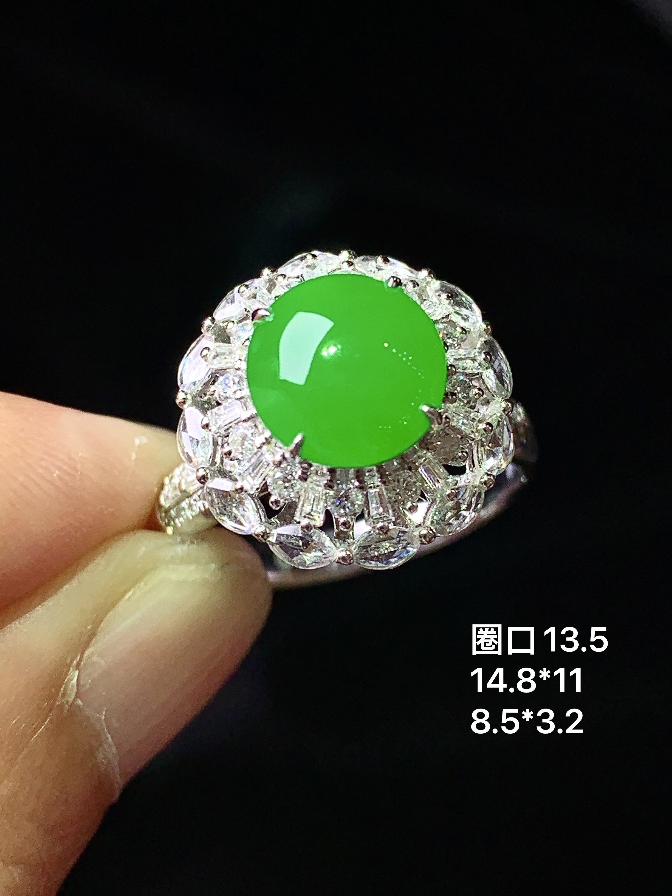 18k金钻镶嵌冰阳绿蛋面戒指 玉质细腻 色泽艳丽清新 圈口13.5 整体尺寸14.8*11 t1