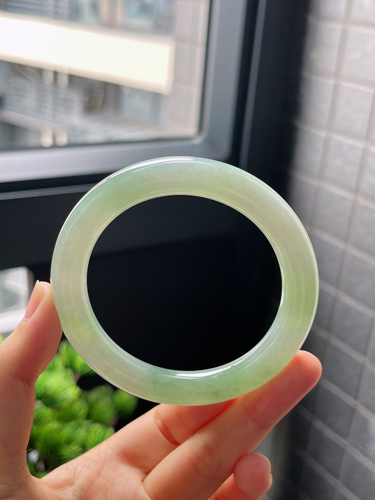 圈口54.5，冰糯种飘花浅绿色翡翠圆条手镯