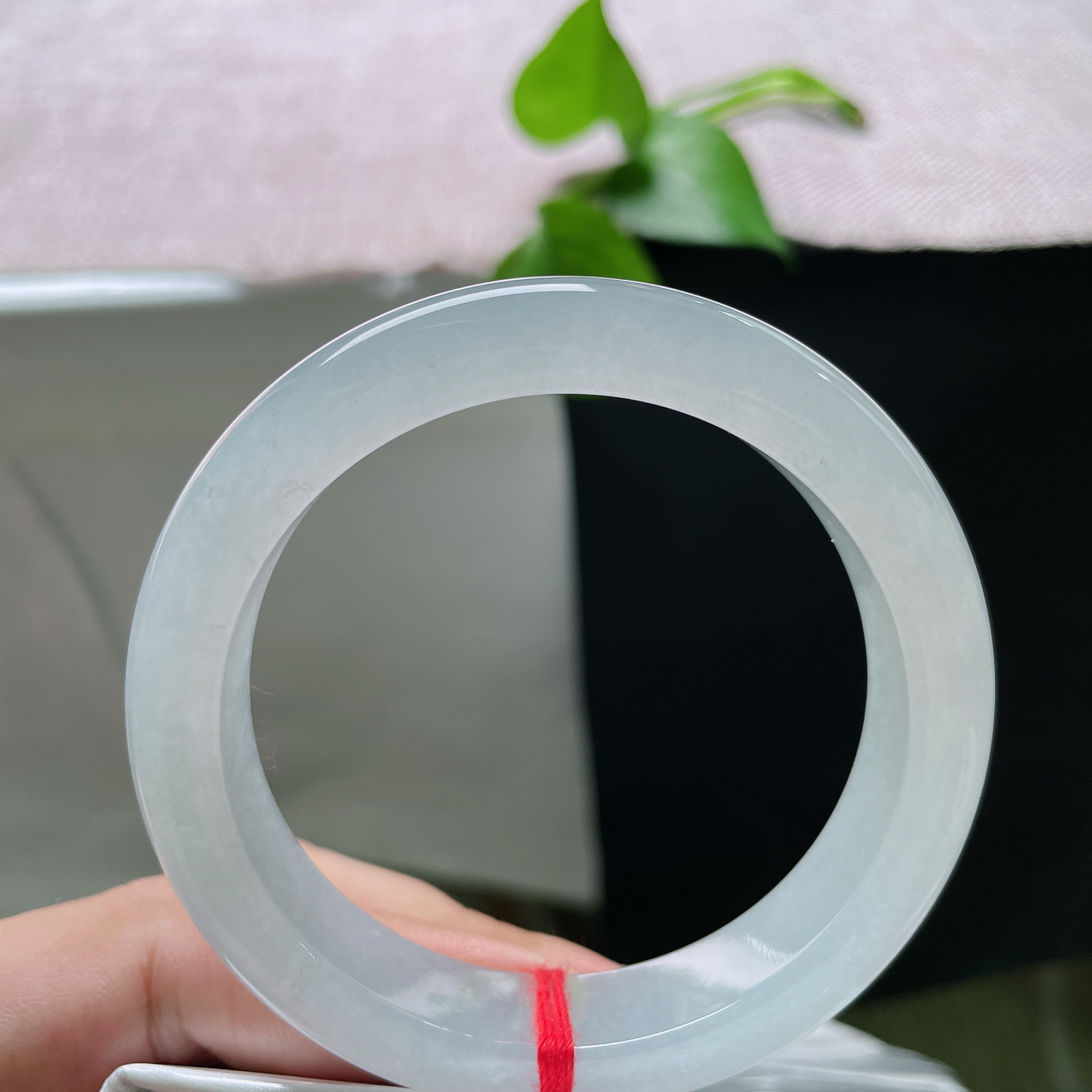 54.2/12.1/8.9，白冰正圈，完美，清浅通透，带着淡淡的湖水柔光，玉质细腻匀润，光洁素雅，低调又有质感。ss55737a