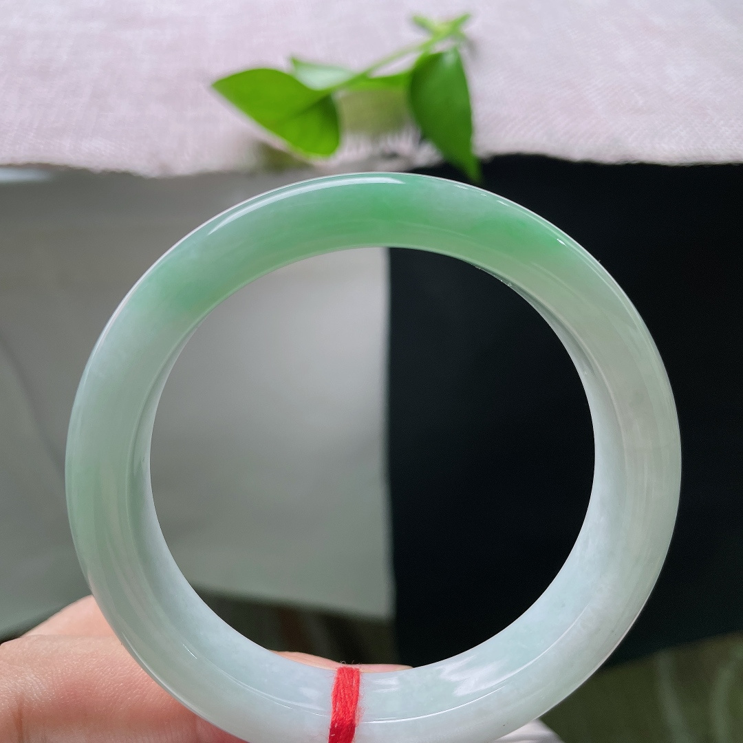 55.2/12.2/8.0，飘绿正圈，无裂，淡底柔绿温润镯，夏日佩戴清爽舒适显温柔。ss54918a