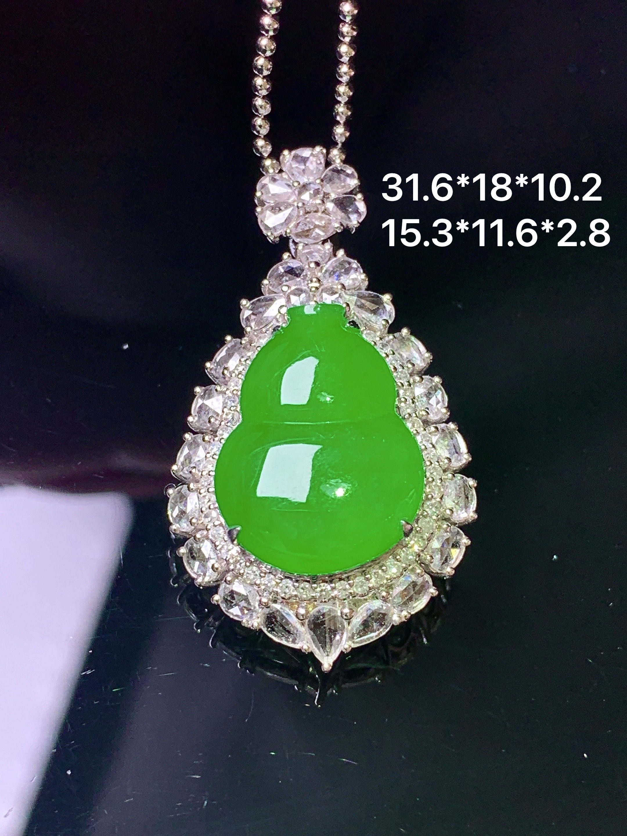 18k金钻镶嵌冰满绿葫芦吊坠 玉质细腻 色泽艳丽清新 整体尺寸31.6*18*10.2 h1