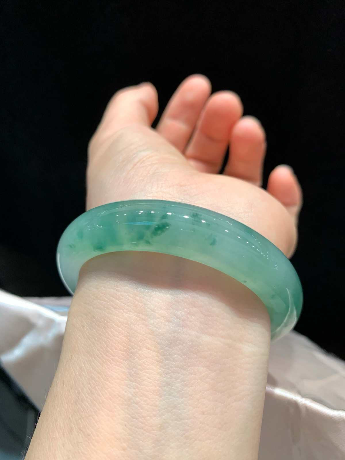 尺寸54.6/12.8/8.5，冰蓝花手镯
水润细腻