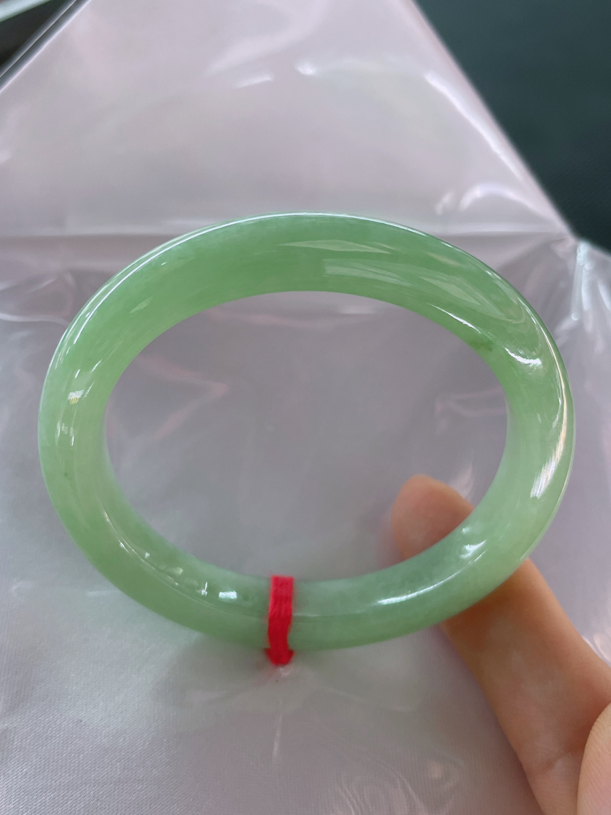 新货50/9/8.4贵妃，此镯匀润浅绿，质地细腻，清透玉光衬出温婉气韵，完美肉细