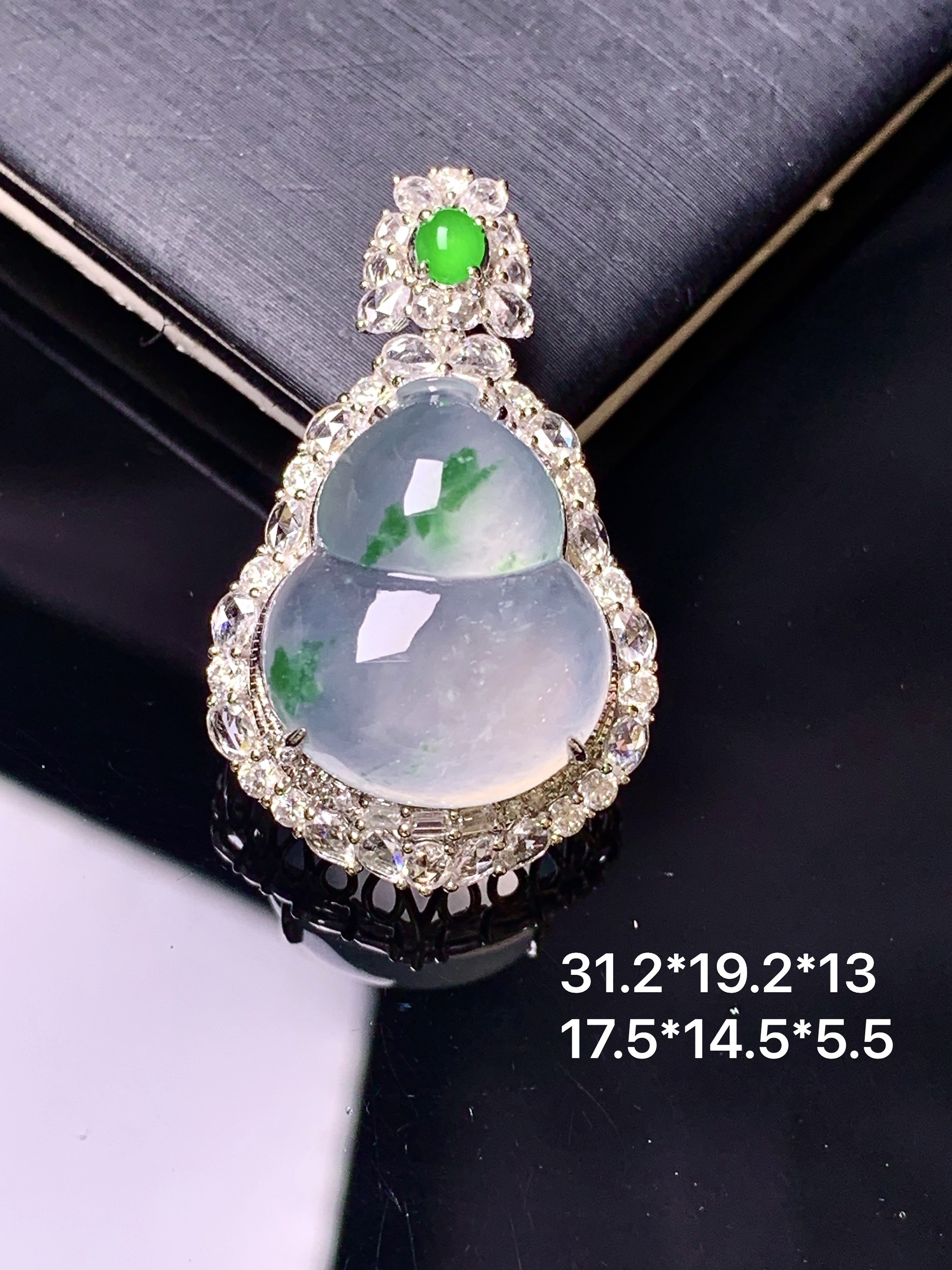 18k金钻镶嵌冰飘绿葫芦吊坠 玉质细腻 色泽艳丽清新 整体尺寸31.2*19.2*13 t1