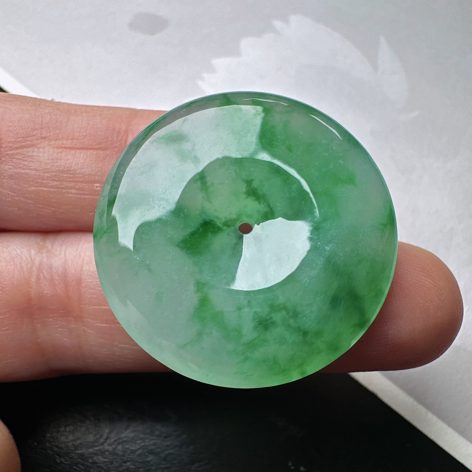 【冰种飘绿平安扣】质地非常细腻干净，冰润十足，种老冰透