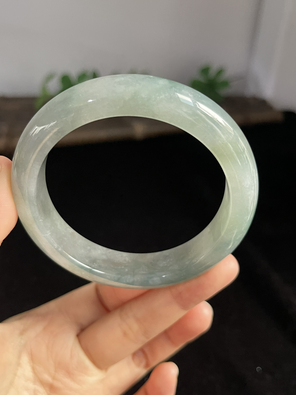 正圈57.6圈口，翡翠冰糯种飘绿手镯