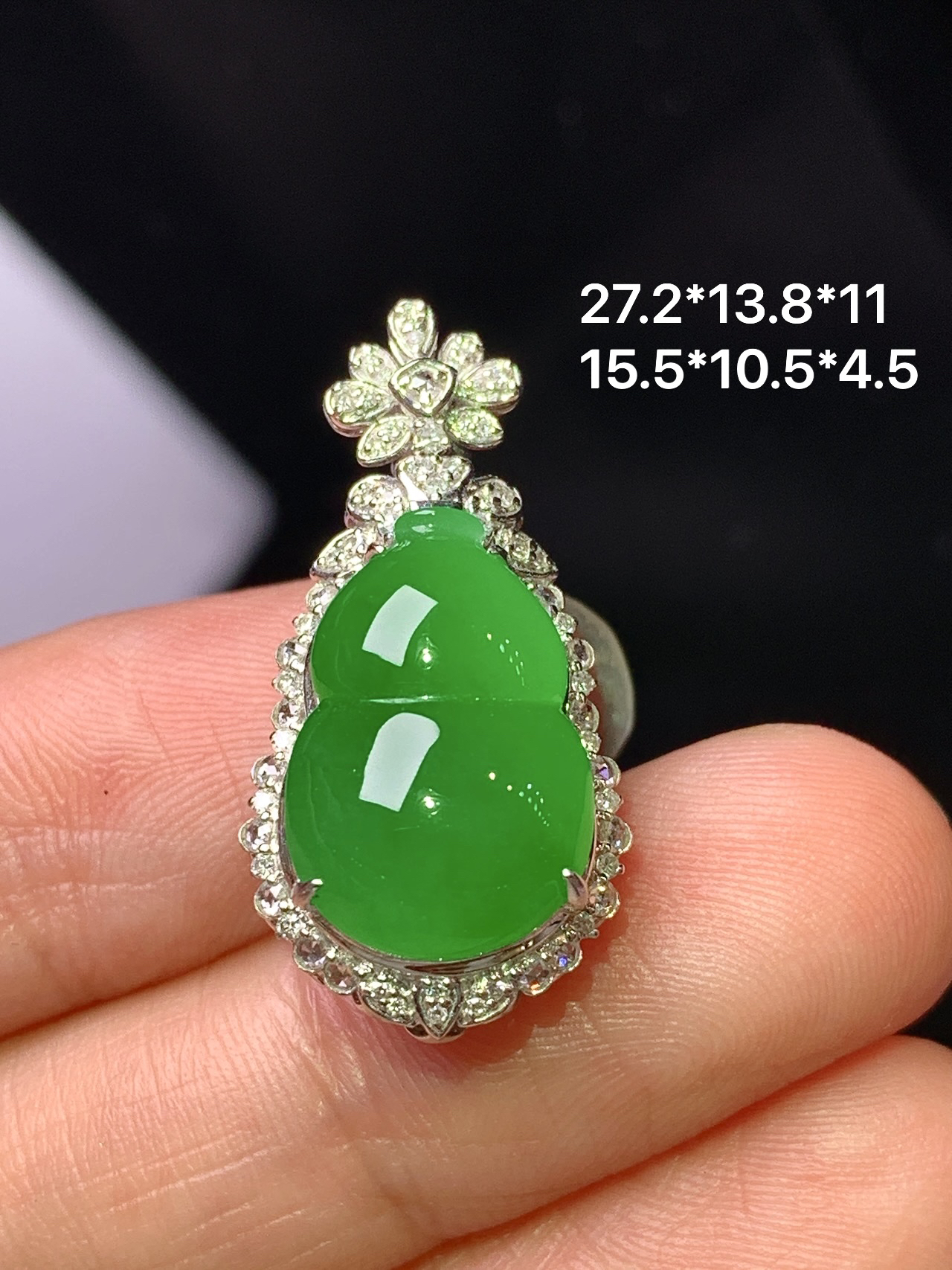 18k金钻镶嵌满绿葫芦吊坠 玉质细腻 色泽艳丽清新 整体尺寸 27.2*13.8*11 x9
