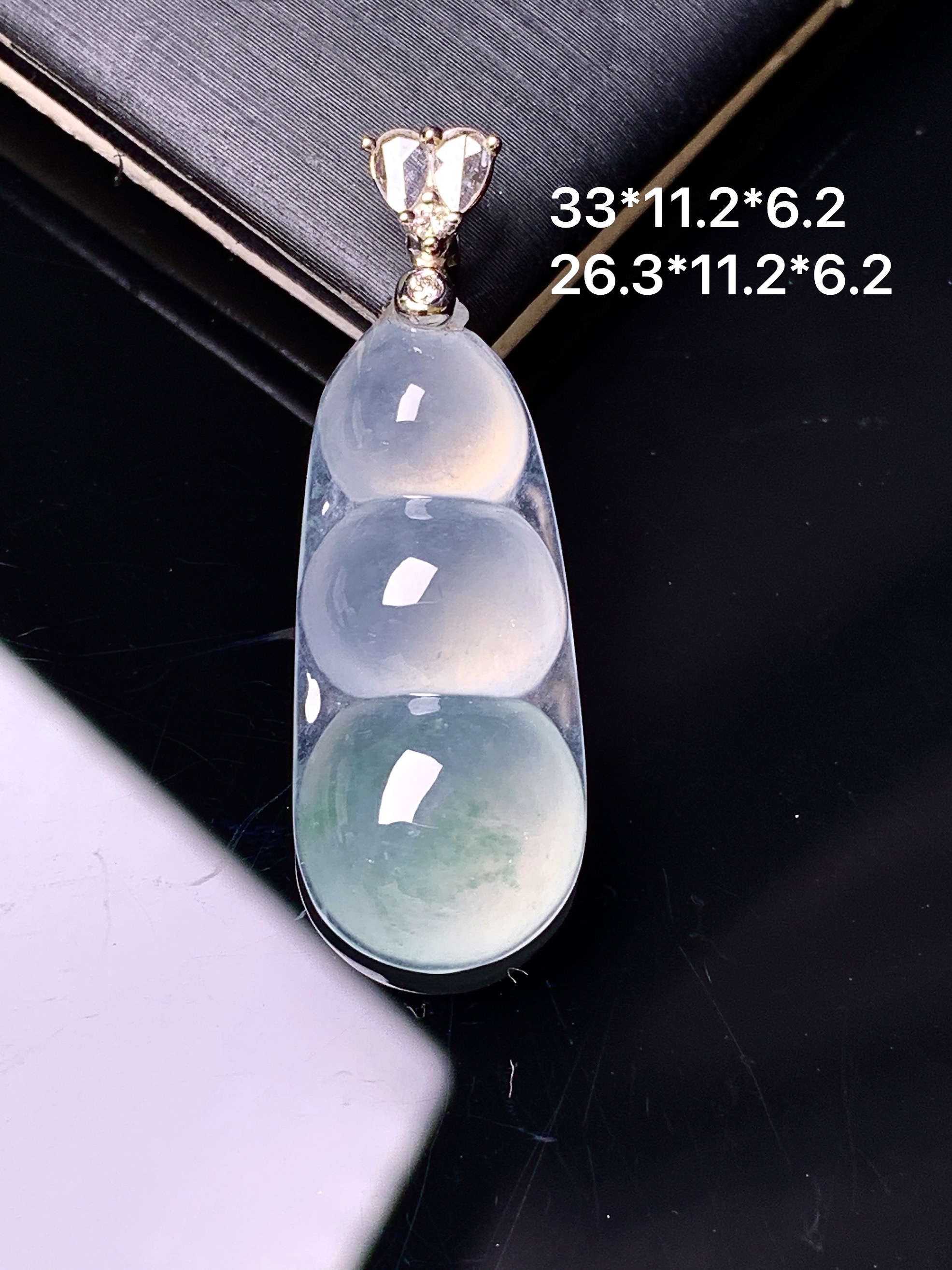 18k金钻镶嵌冰种四季豆吊坠 玉质细腻 色泽艳丽清新 整体尺寸33*11.2*6.2 g2