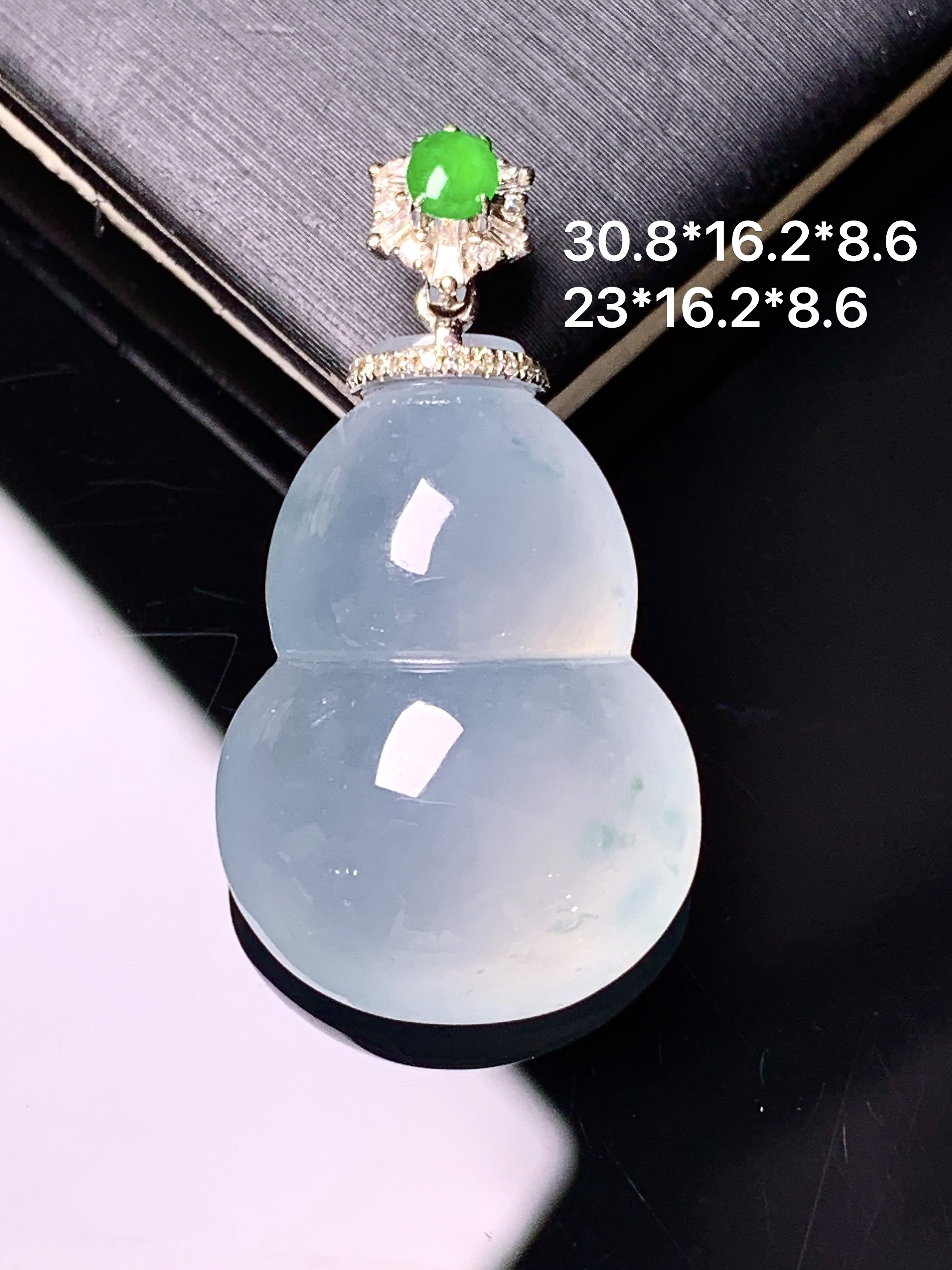 18k金钻镶嵌冰种葫芦吊坠 玉质细腻 色泽艳丽清新 整体尺寸30.8*16.2*8.6 a4