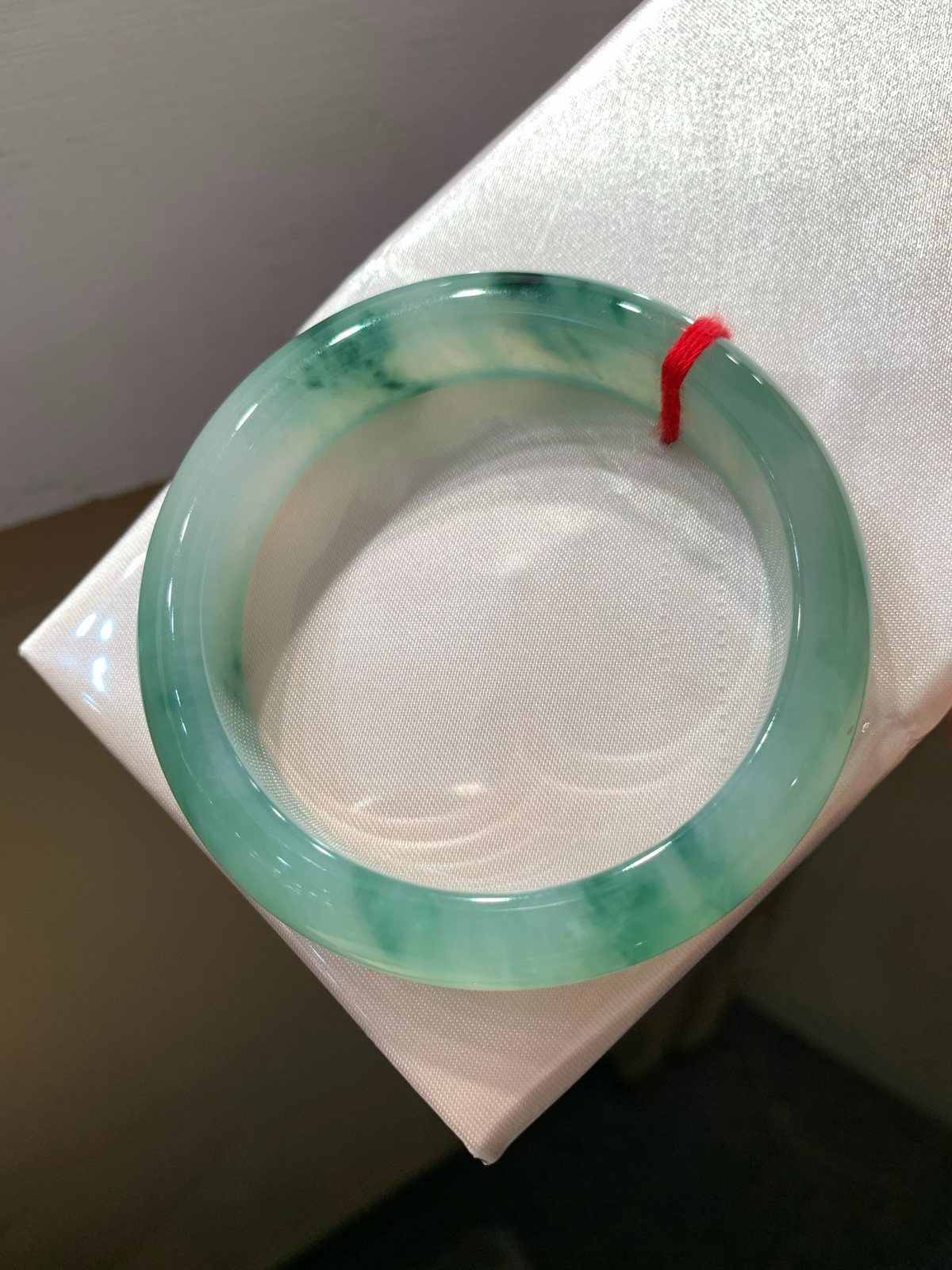 尺寸54.6/12.8/8.5，冰蓝花手镯
水润细腻