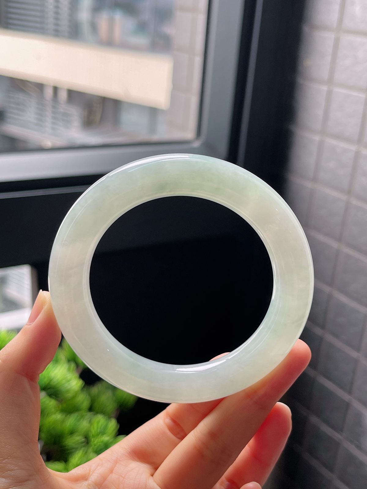 圈口57.4，冰糯种淡绿色翡翠圆条手镯