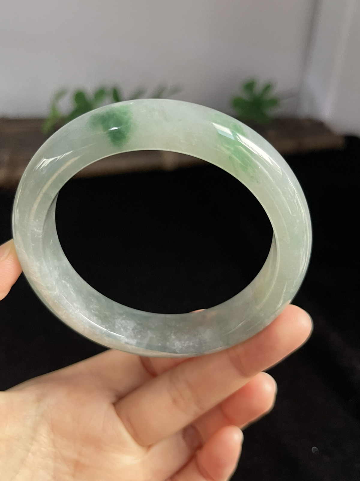 正圈57.6圈口，翡翠冰糯种飘绿手镯