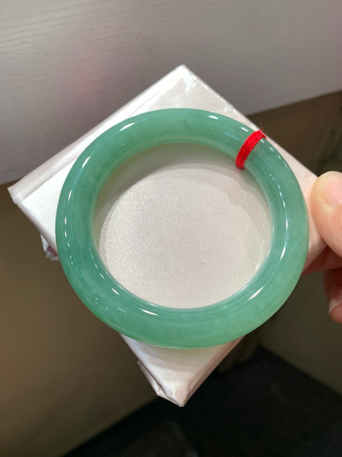 尺寸54.6/11.1，晴绿圆条手镯
水润细腻 清新