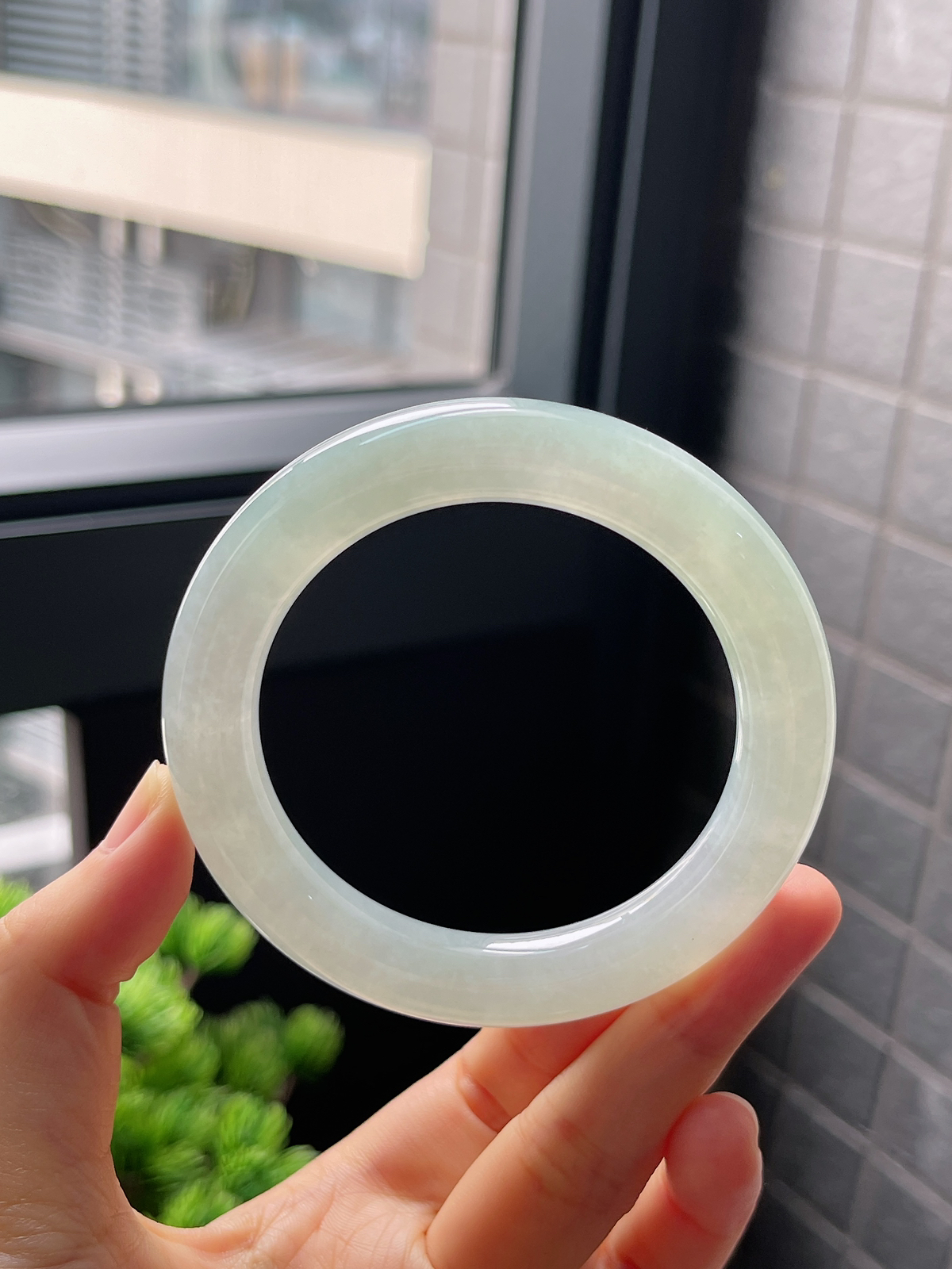 圈口54.6，冰糯种淡绿色翡翠圆条手镯