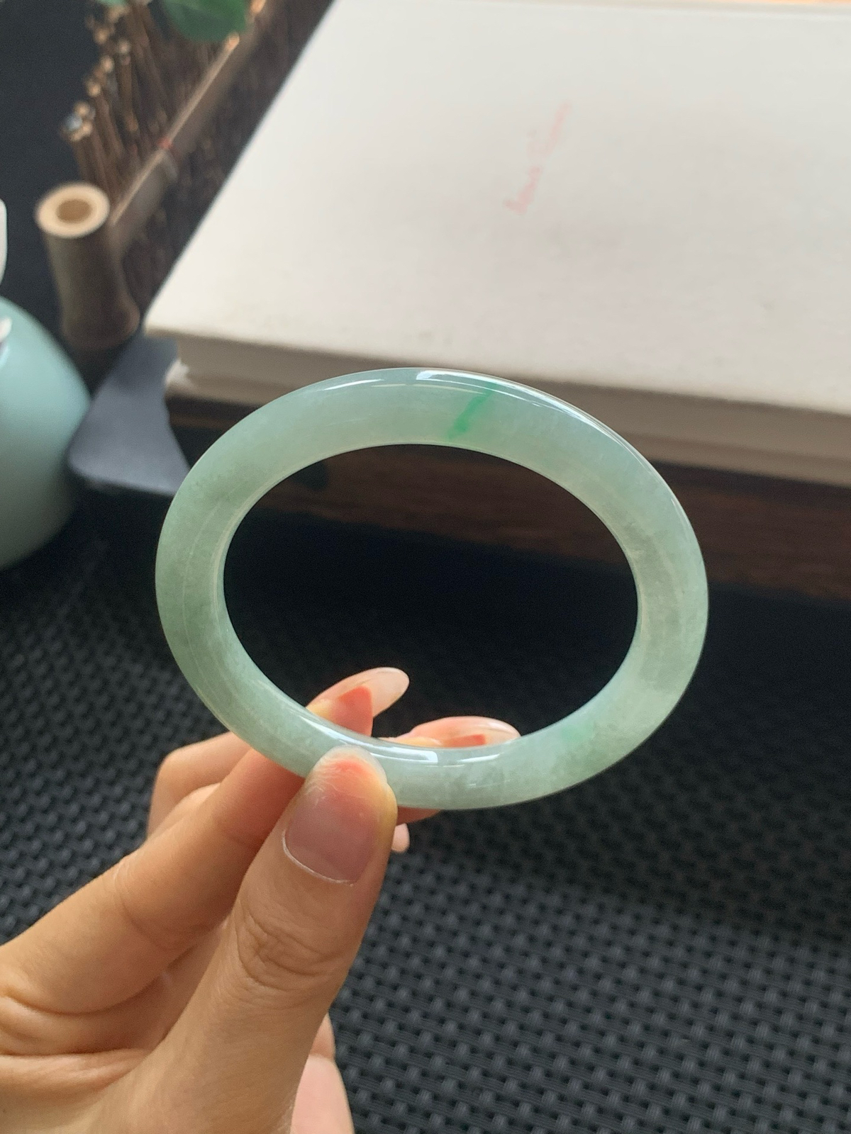 53.1圈口飘绿圆条手镯
