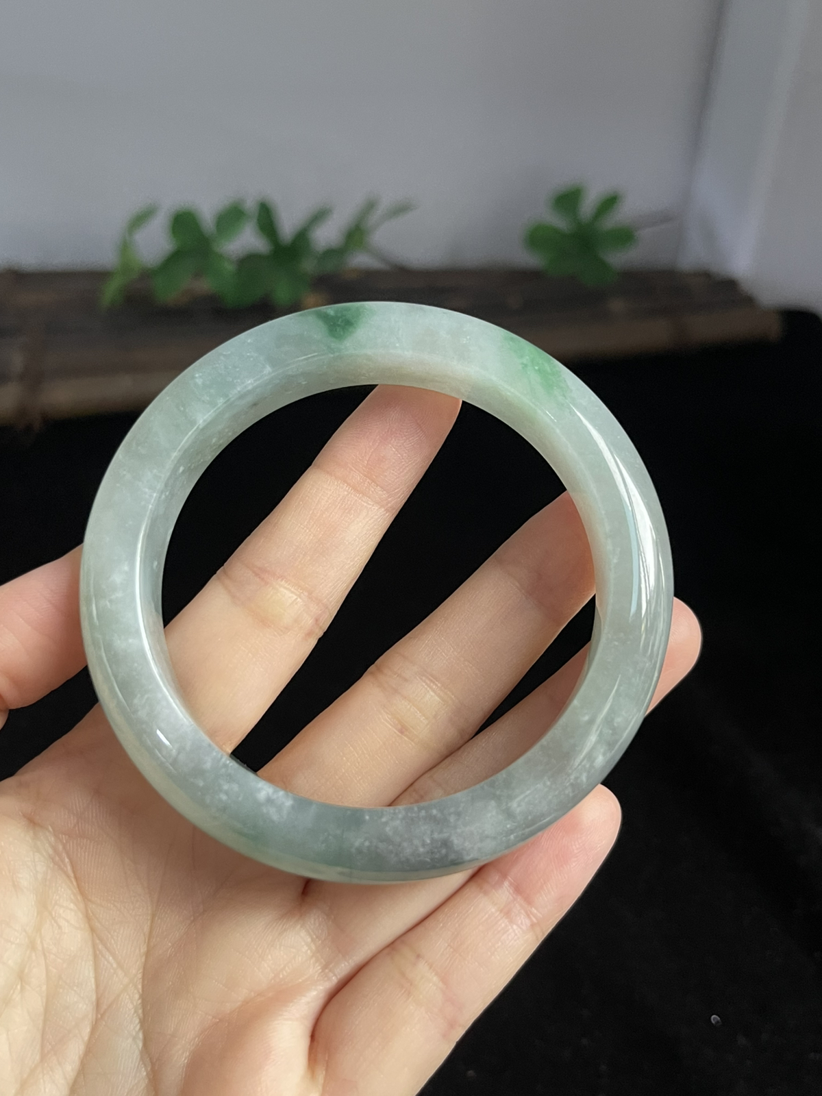 正圈57.6圈口，翡翠冰糯种飘绿手镯