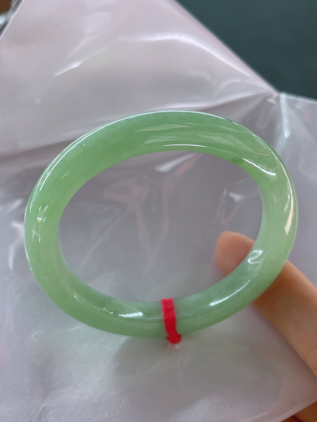 新货50/9/8.4贵妃，此镯匀润浅绿，质地细腻，清透玉光衬出温婉气韵，完美肉细