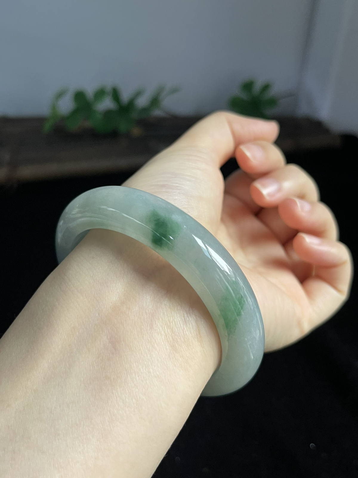 正圈57.6圈口，翡翠冰糯种飘绿手镯