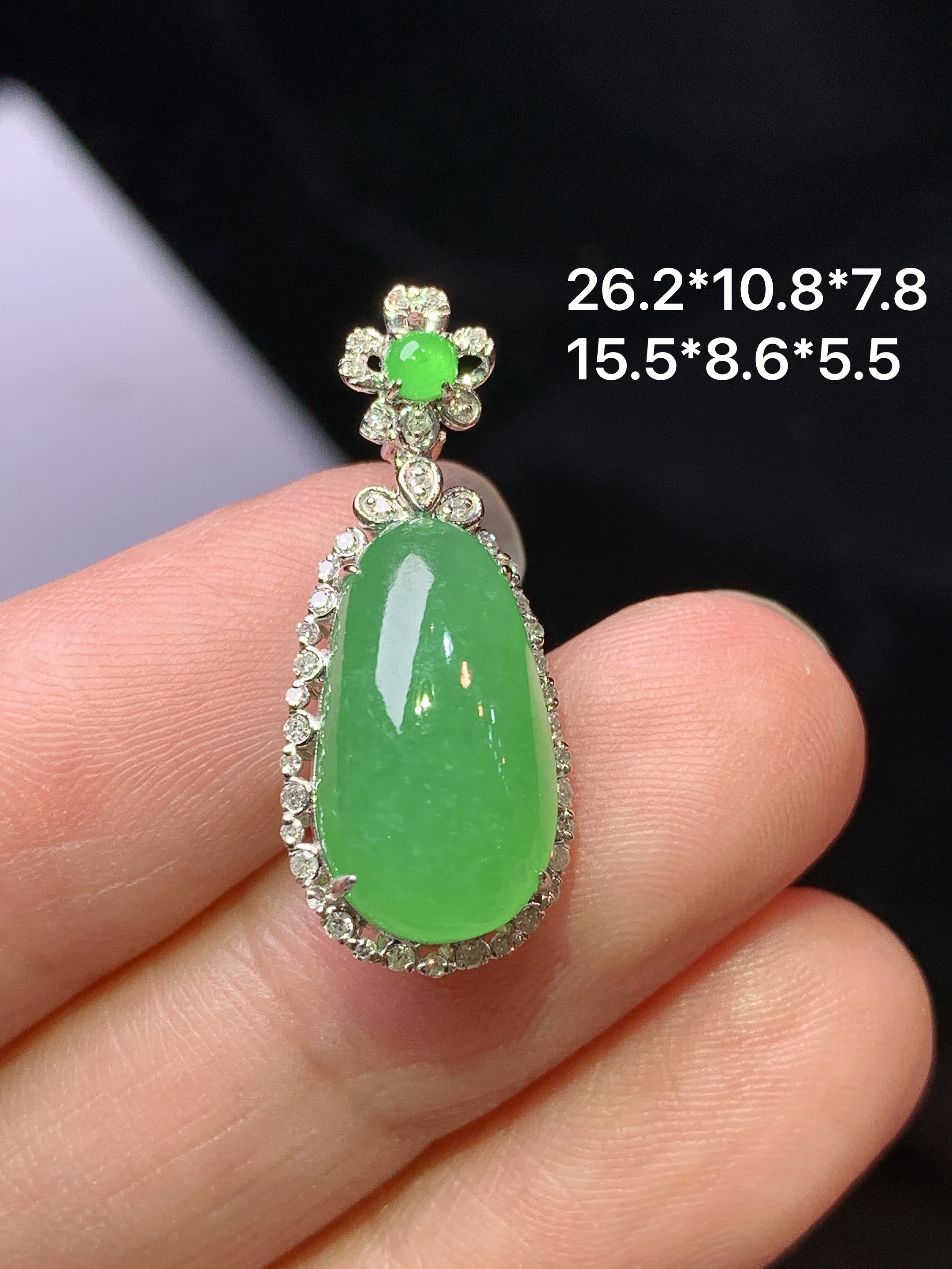 18k金钻镶嵌晴绿福瓜吊坠 玉质细腻 色泽艳丽清新 整体尺寸26.2*10.8*7.8 x5