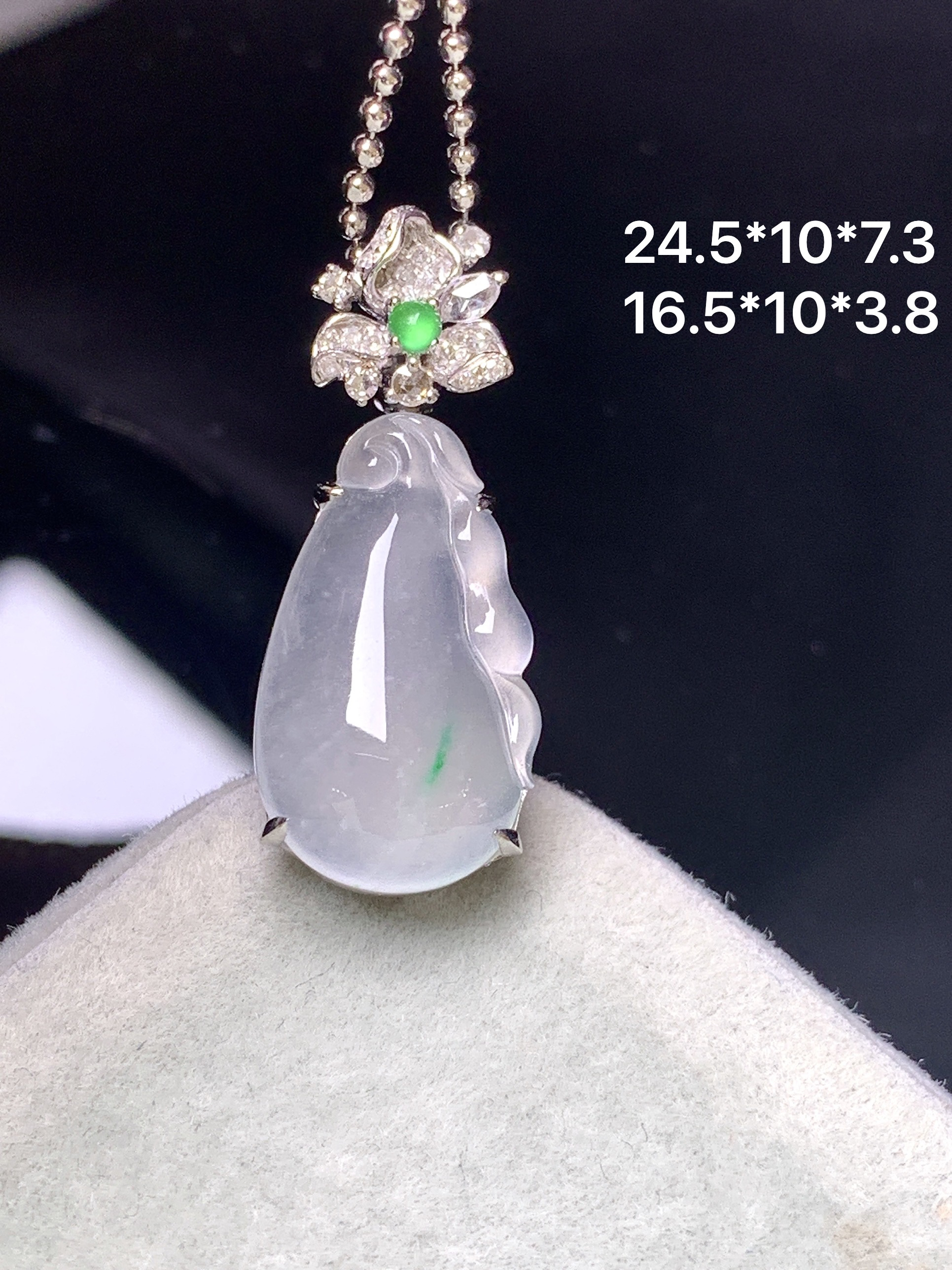 18k金钻镶嵌冰种福瓜吊坠 玉质细腻 色泽艳丽清新 整体尺寸24.5*10*7.3 h1