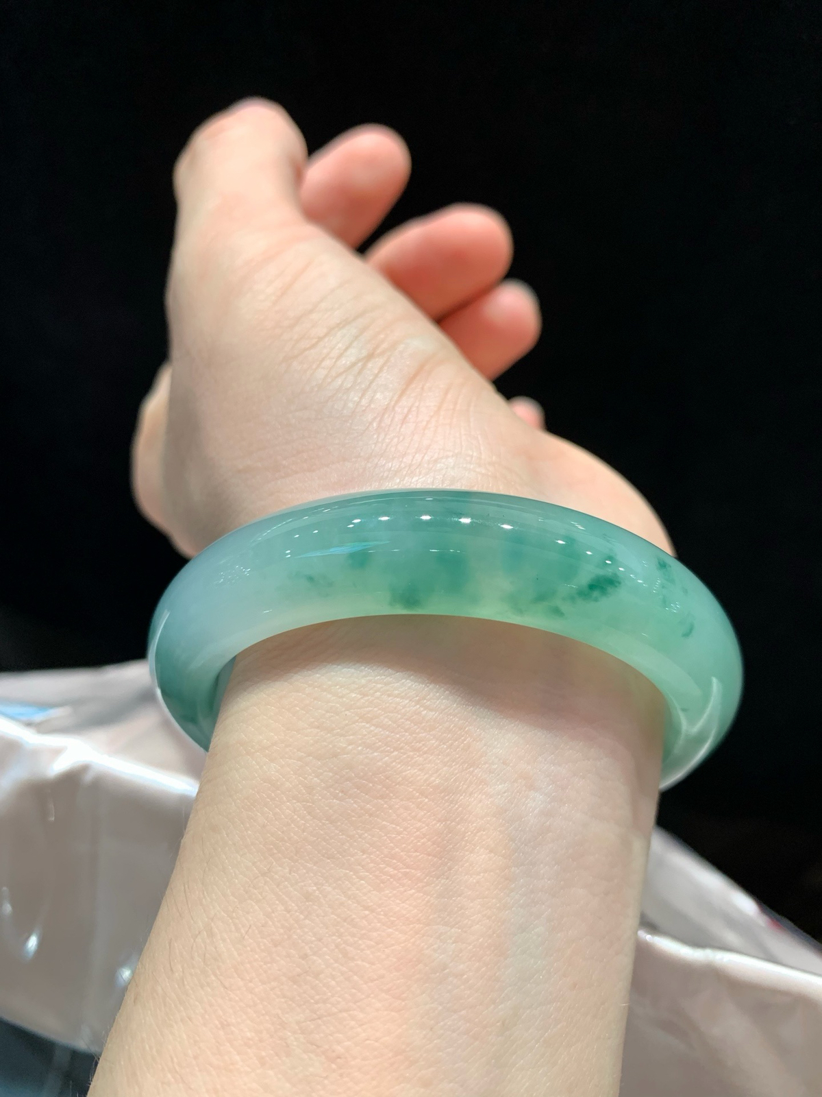 尺寸54.6/12.8/8.5，冰蓝花手镯
水润细腻
