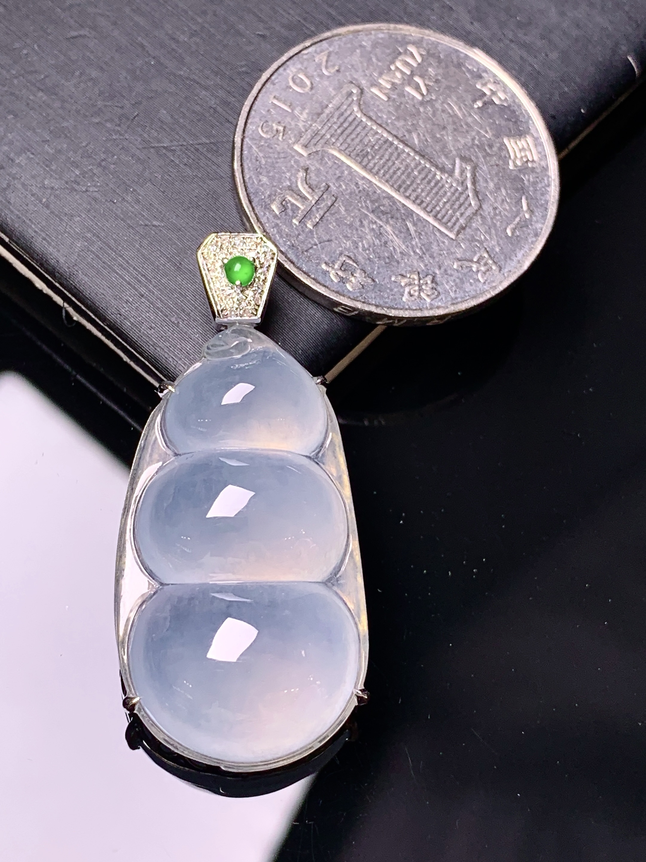 18k金钻镶嵌冰种四季豆吊坠 玉质细腻 色泽艳丽清新 整体尺寸37*17*9 h6