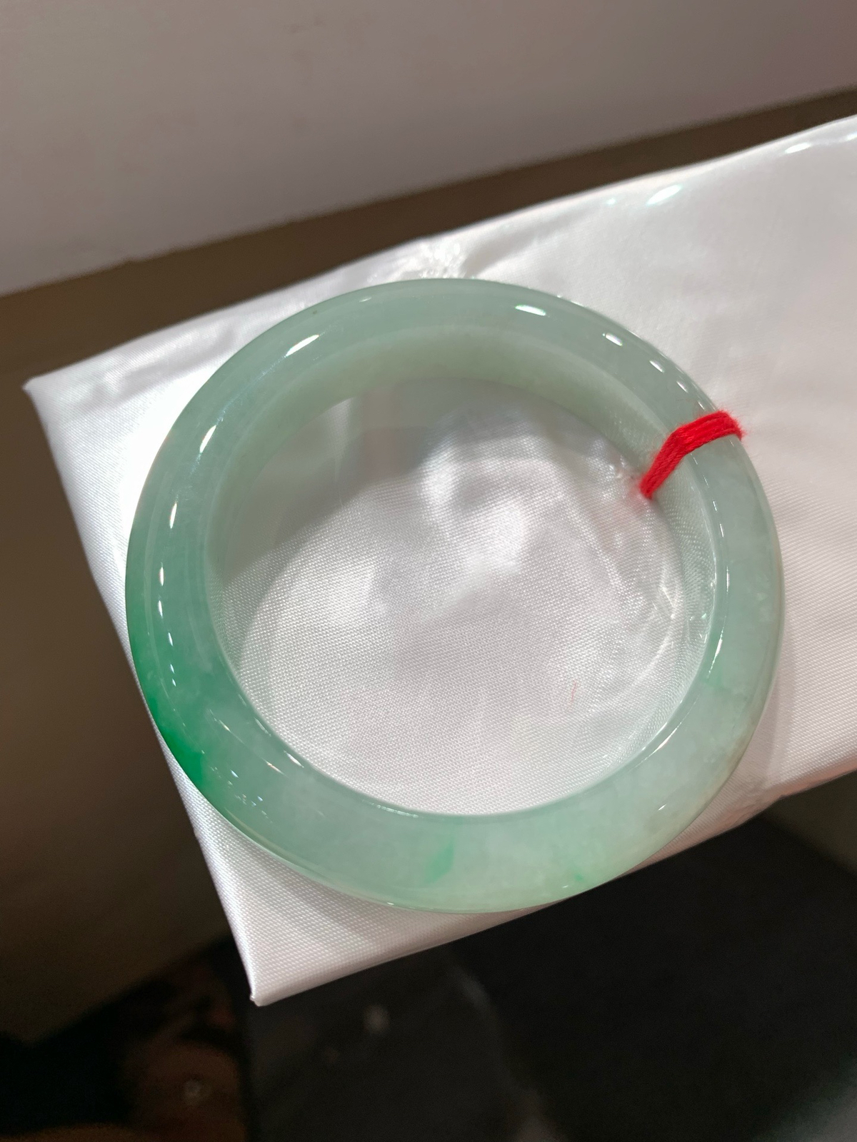 尺寸52.4/12.7/9.1，带色手镯
水润细腻 有种有色