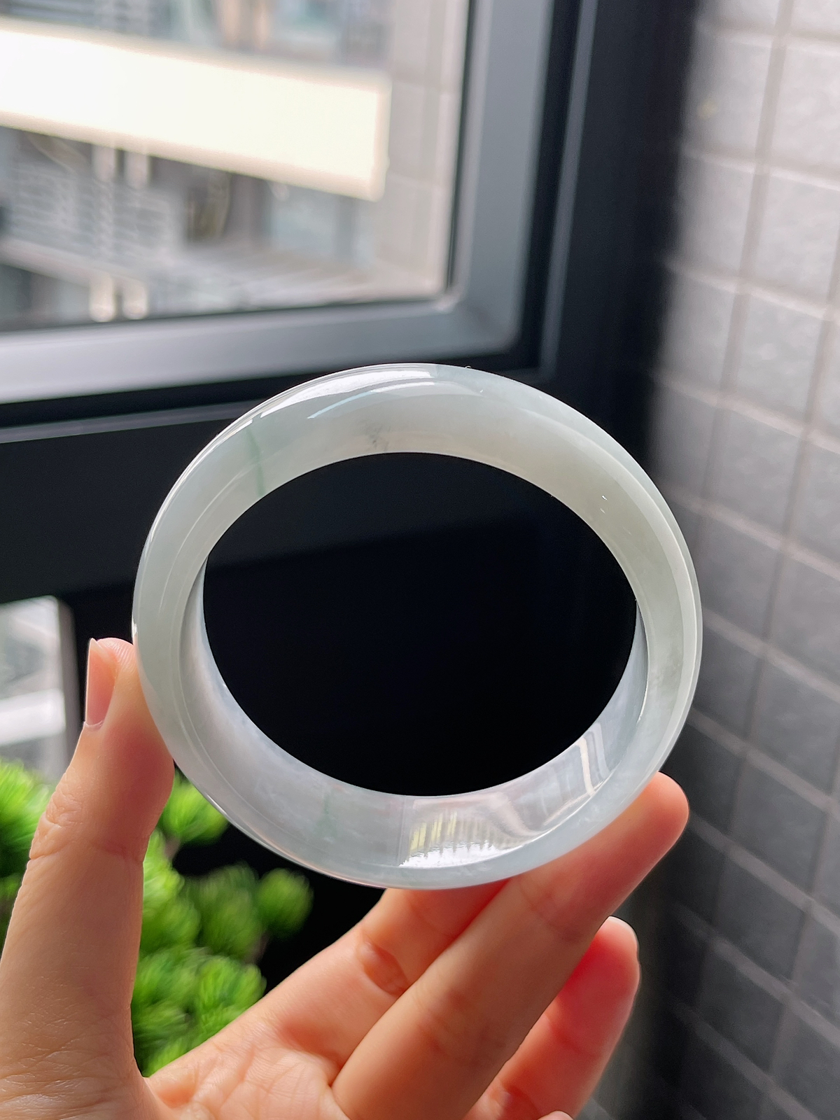 圈口58，宽版冰糯种淡绿色飘花翡翠正圈手镯