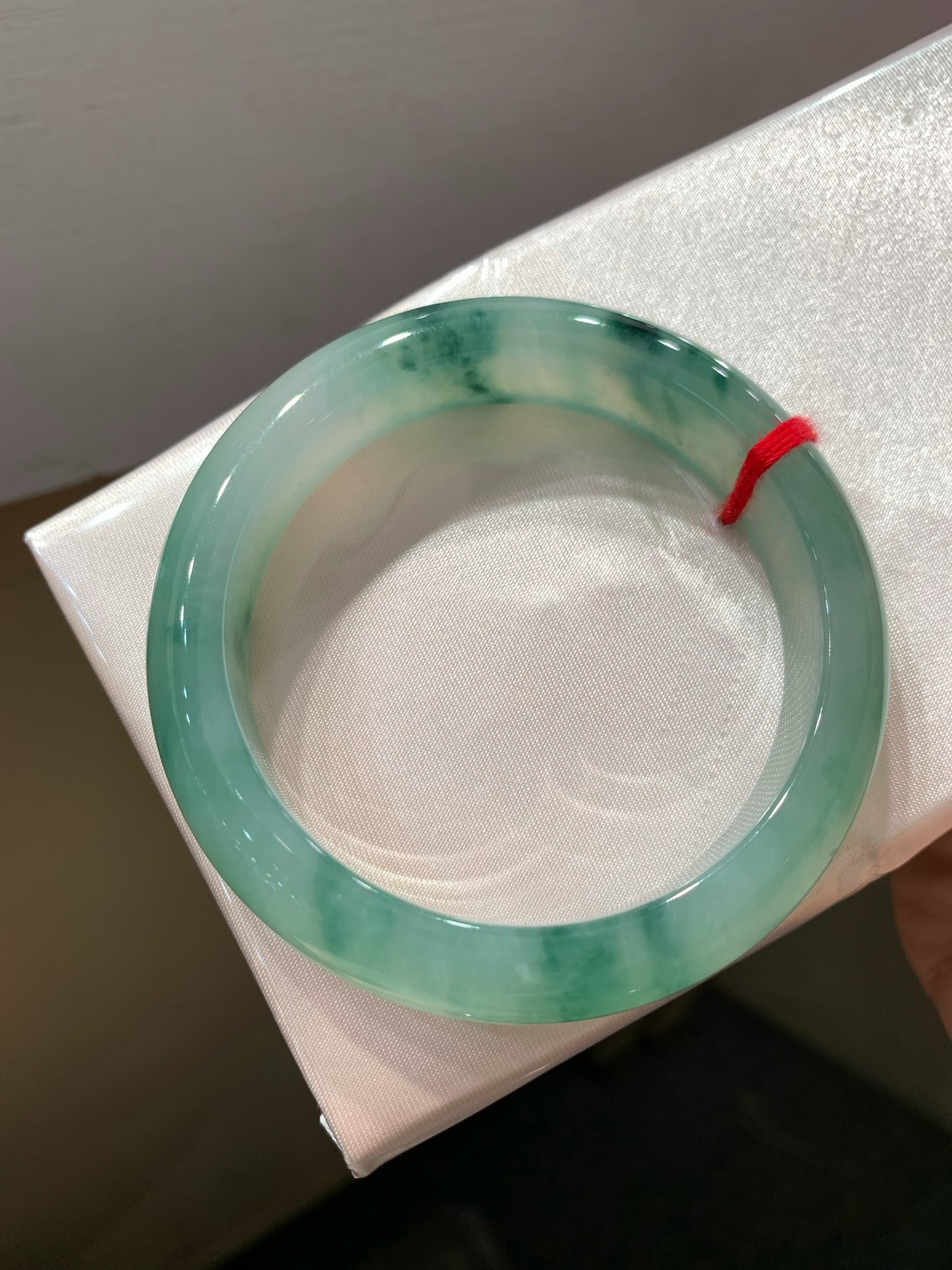 尺寸54.6/12.8/8.5，冰蓝花手镯
水润细腻