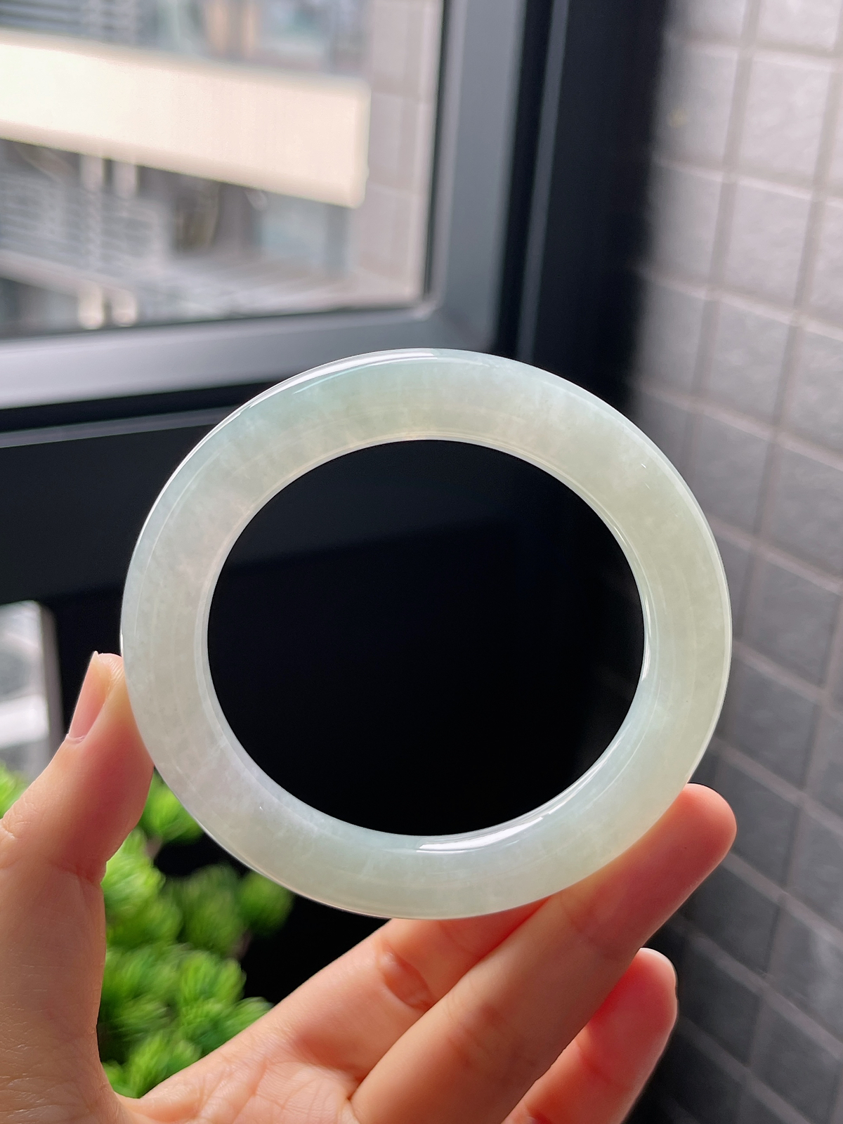 圈口55，冰糯种淡绿色翡翠圆条手镯