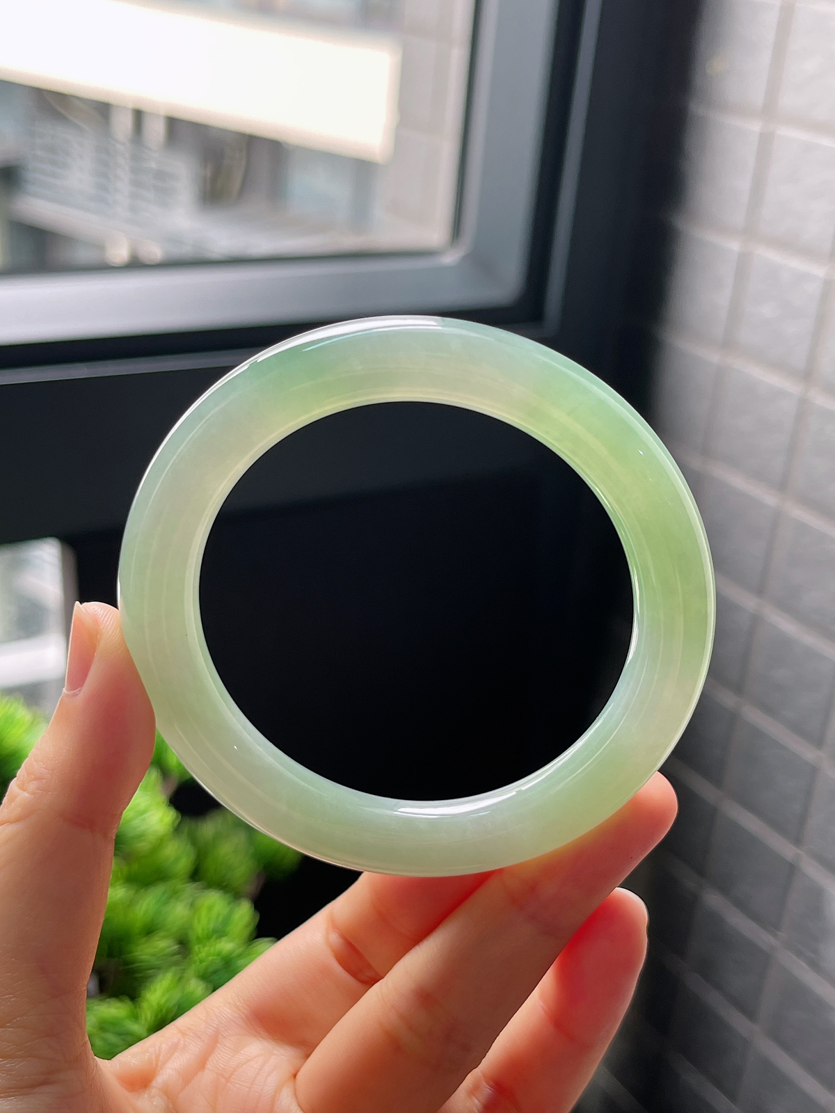 圈口54.5，冰糯种飘花浅绿色翡翠圆条手镯
