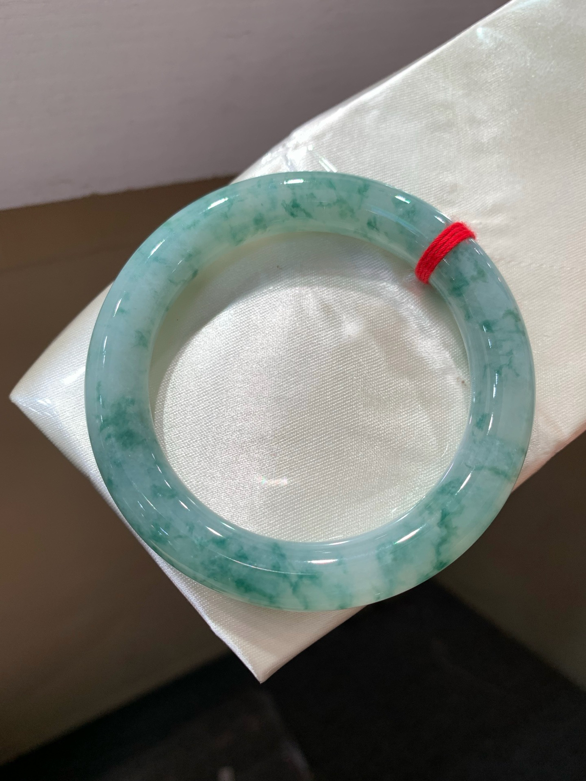 尺寸54.3/10.4，冰飘花圆条手镯
水润细腻