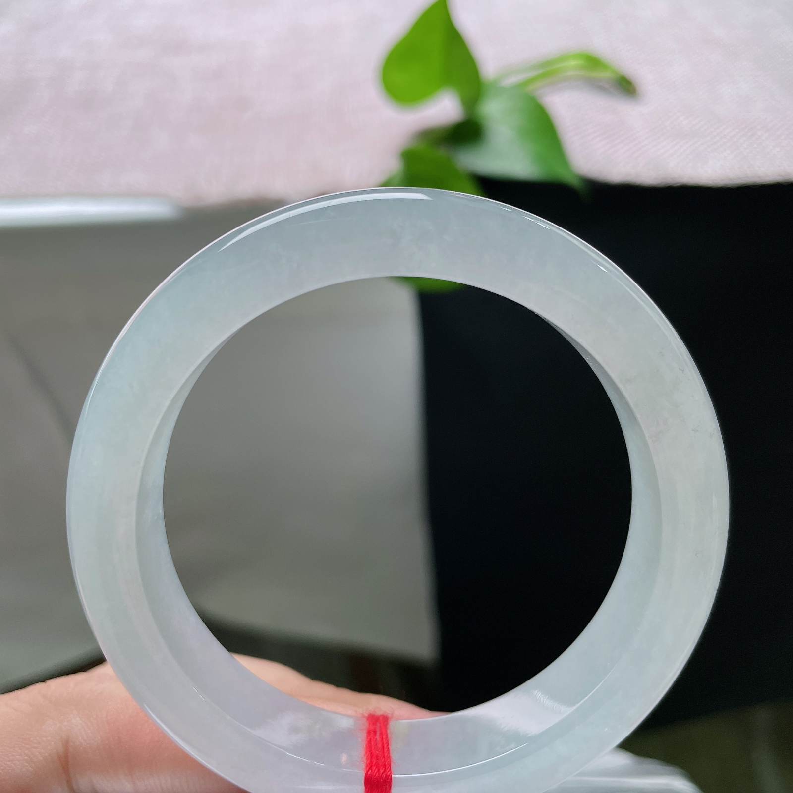 54.2/12.1/8.9，白冰正圈，完美，清浅通透，带着淡淡的湖水柔光，玉质细腻匀润，光洁素雅，低调又有质感。ss55737a
