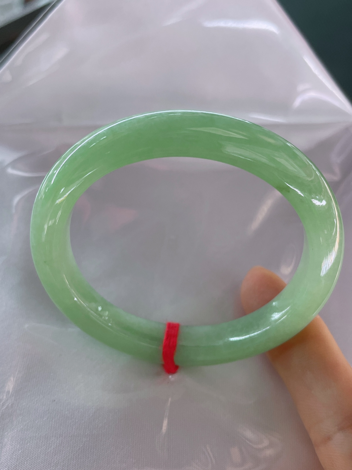 新货50/9/8.4贵妃，此镯匀润浅绿，质地细腻，清透玉光衬出温婉气韵，完美肉细