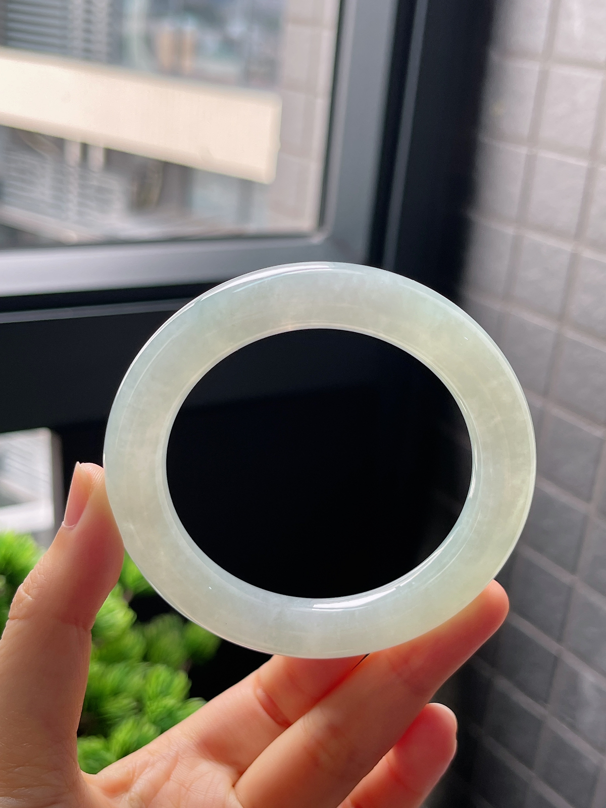 圈口54.6，冰糯种淡绿色翡翠圆条手镯