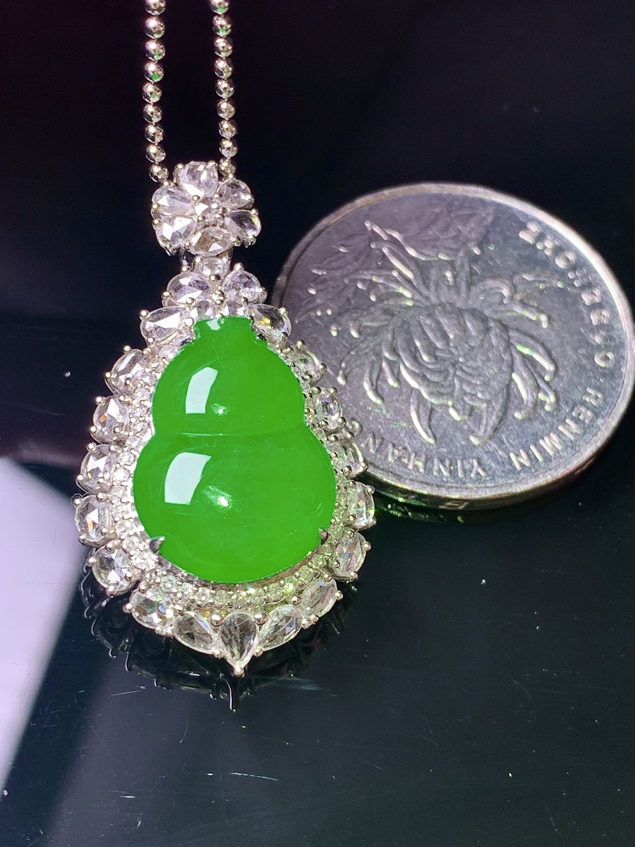 18k金钻镶嵌冰满绿葫芦吊坠 玉质细腻 色泽艳丽清新 整体尺寸31.6*18*10.2 h1