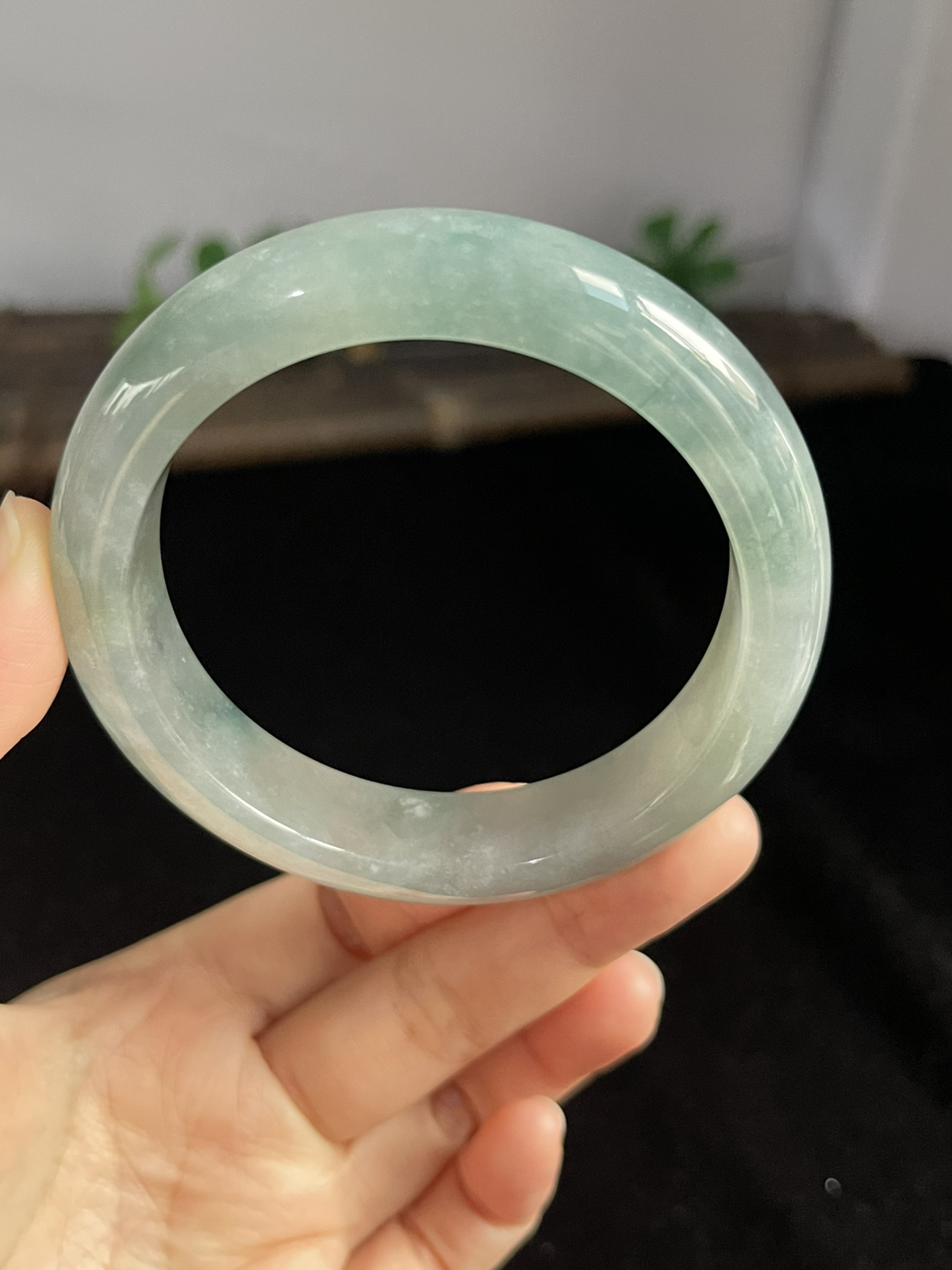 正圈57.6圈口，翡翠冰糯种飘绿手镯