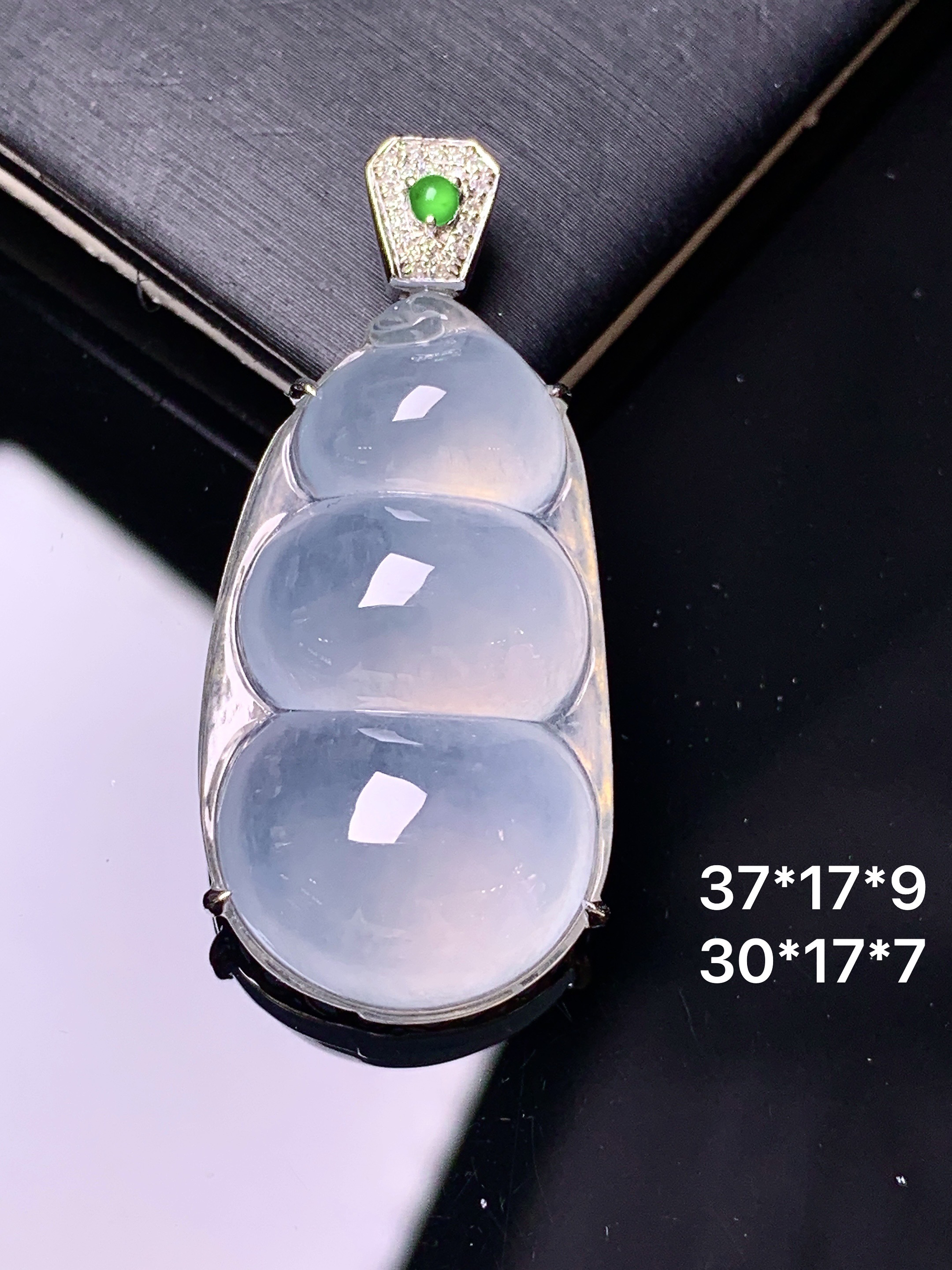 18k金钻镶嵌冰种四季豆吊坠 玉质细腻 色泽艳丽清新 整体尺寸37*17*9 h6