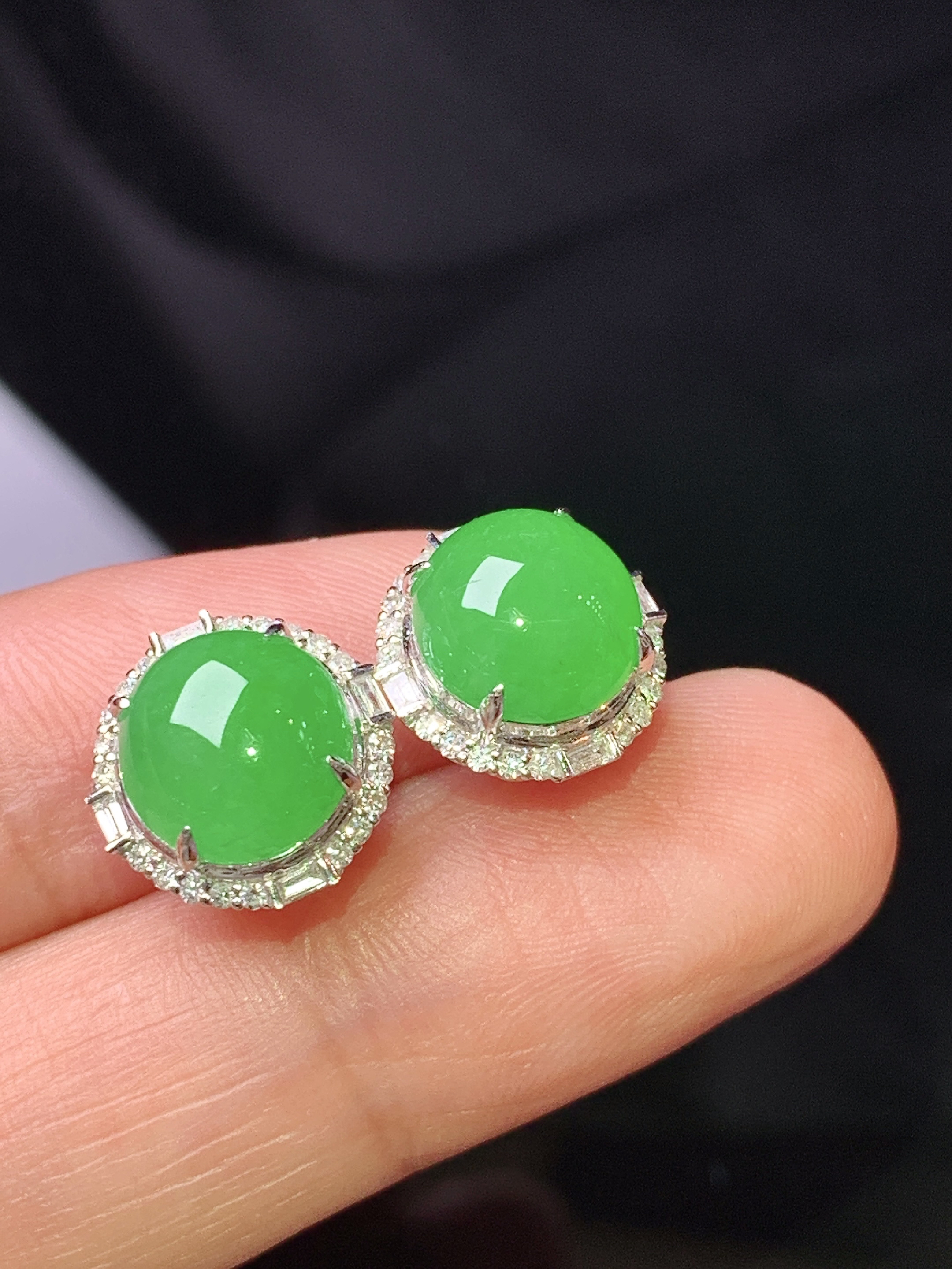 18k金钻镶嵌冰阳绿蛋面耳钉 玉质细腻 色泽艳丽清新 整体尺寸11.8*11*7.2 f1