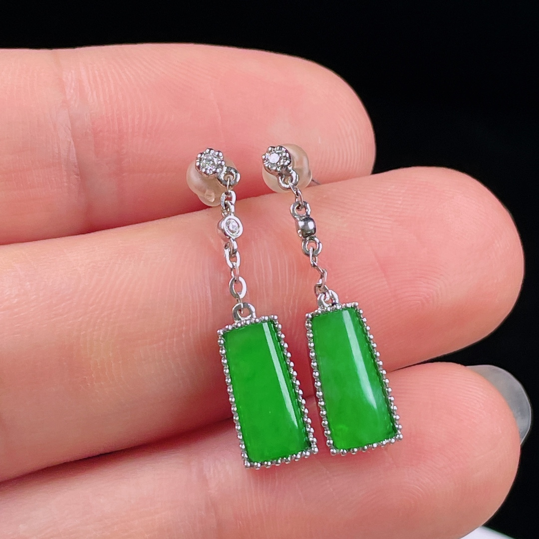 ️阳绿耳坠，老种起光，细底通透，尺寸：25.6/6.3/3mm0714