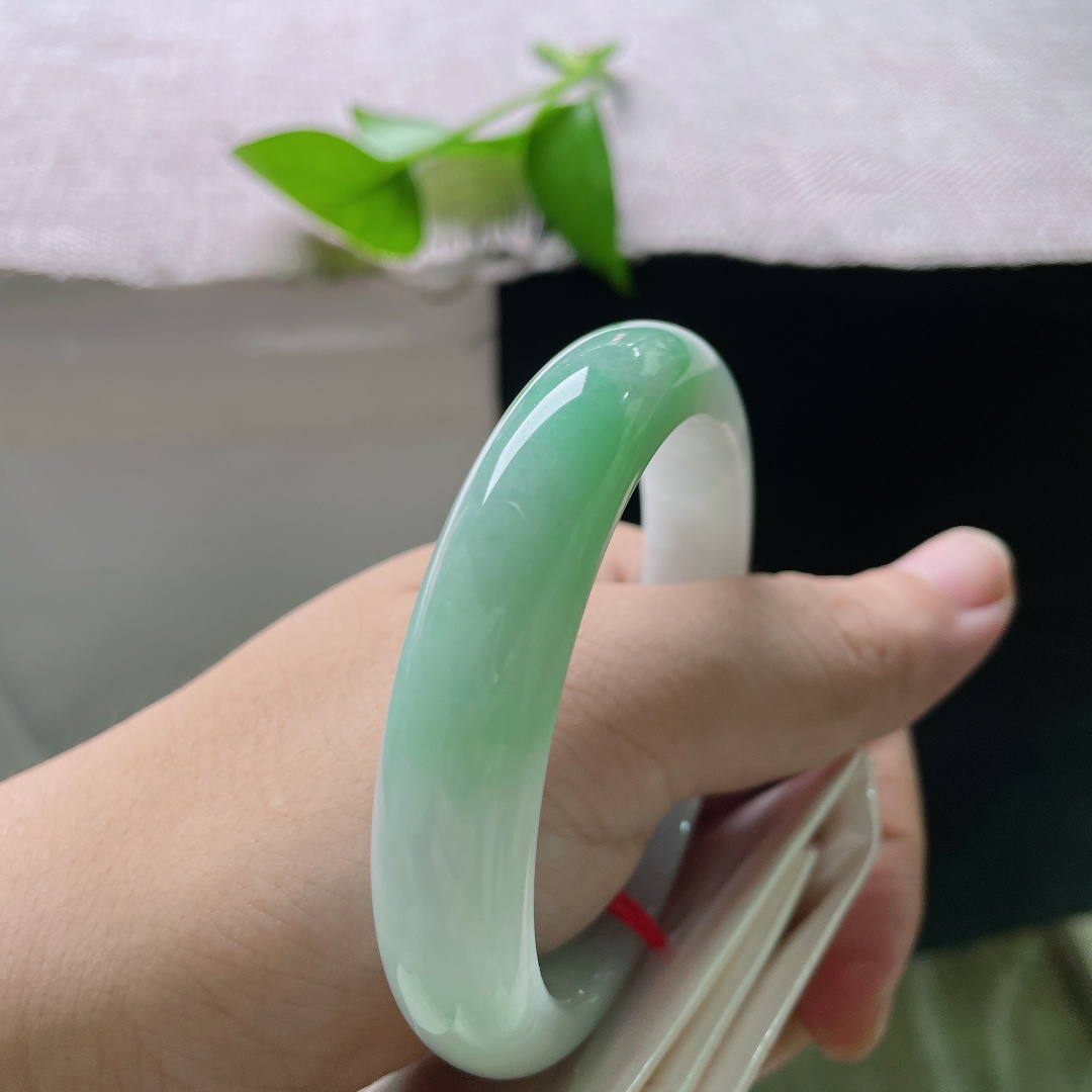 55.2/12.2/8.0，飘绿正圈，无裂，淡底柔绿温润镯，夏日佩戴清爽舒适显温柔。ss54918a